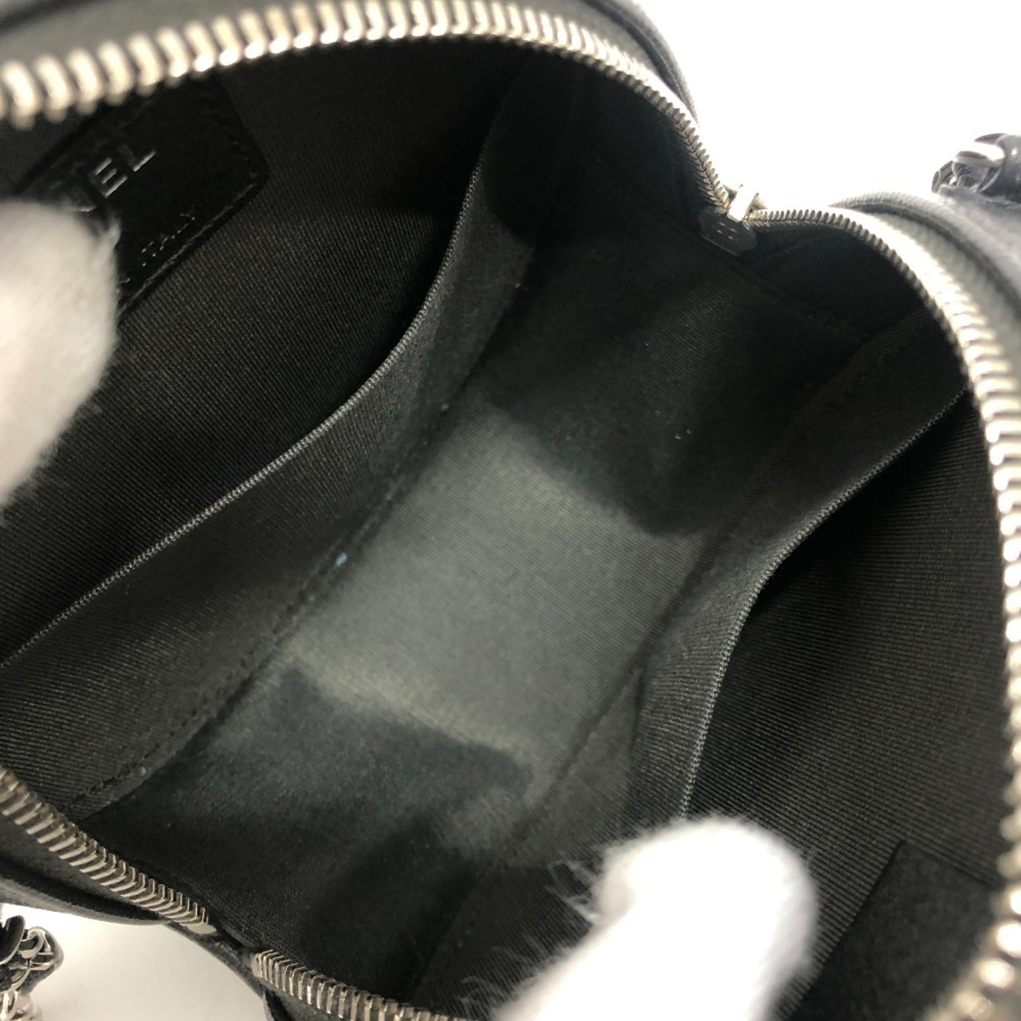 Chanel Gray Leather Shoulder Bag (Pre-Owned)