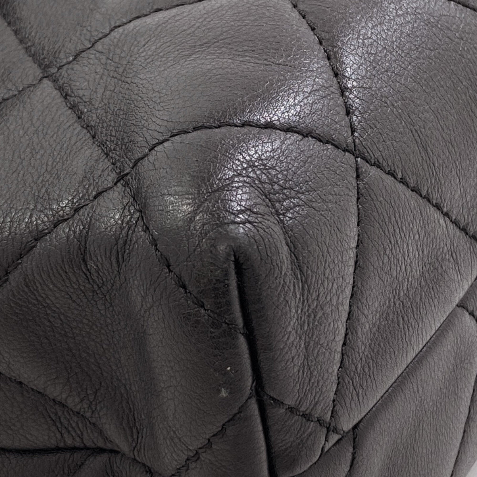 Chanel Black Leather Shoulder Bag (Pre-Owned)