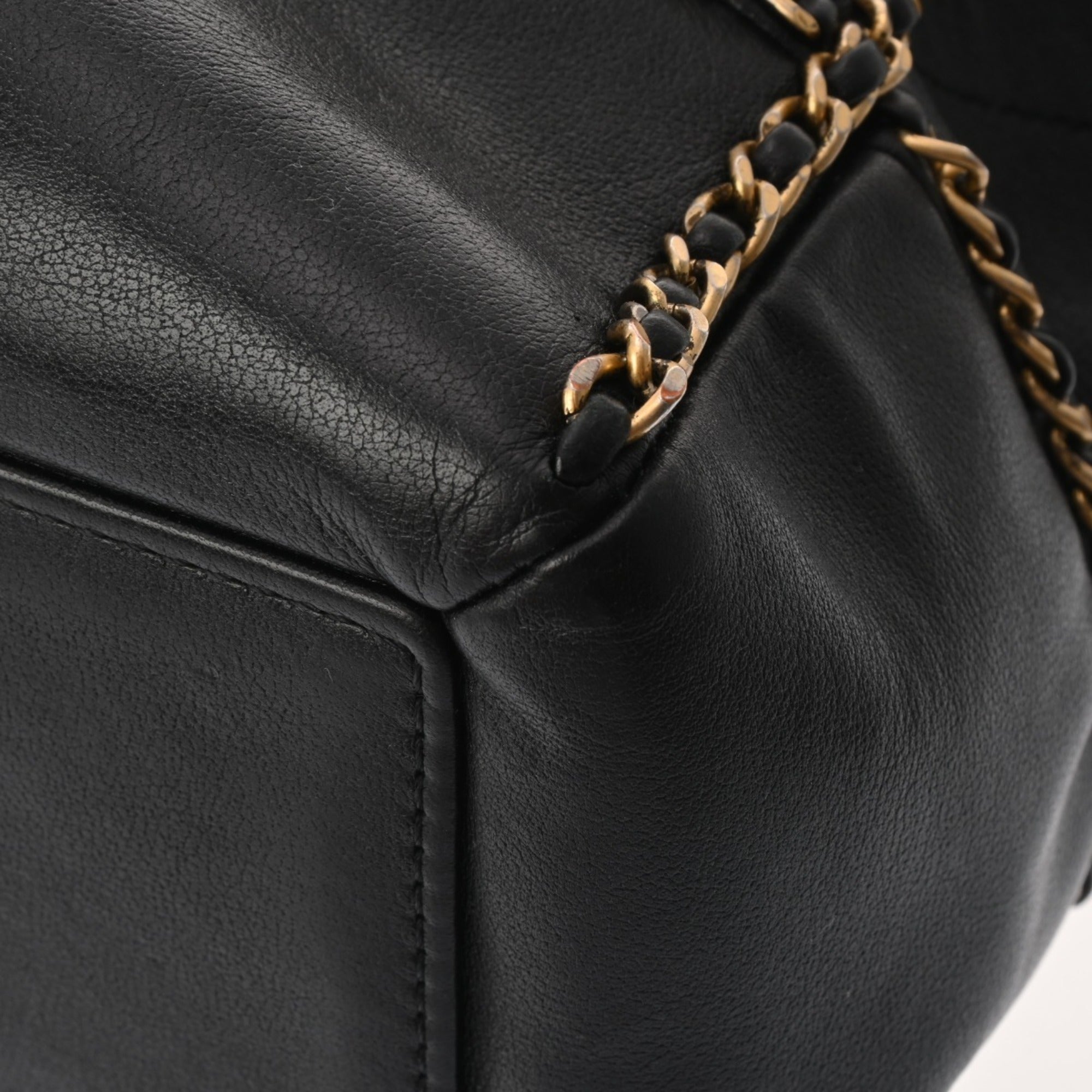 Chanel Matelasse Black Leather Handbag (Pre-Owned)