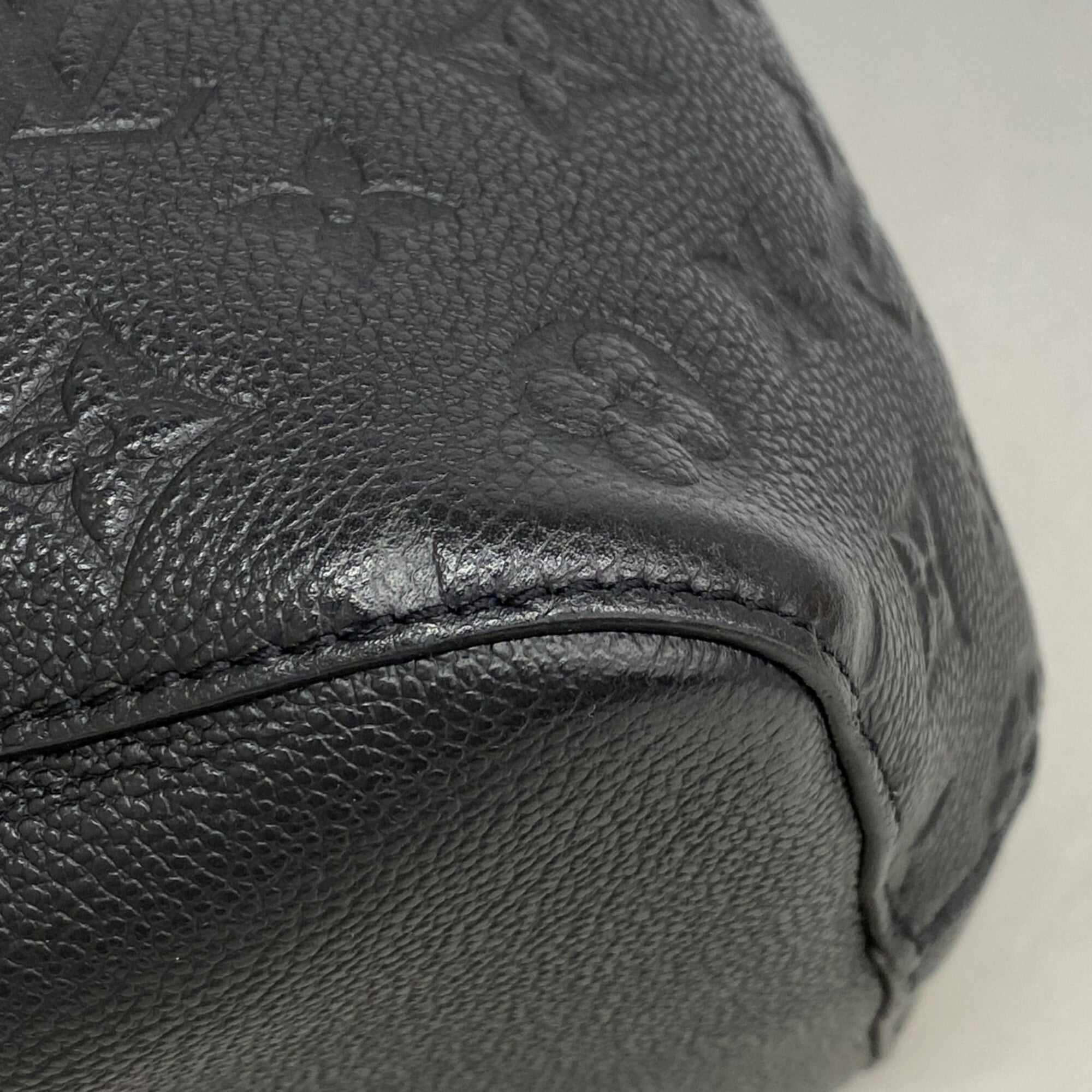 Louis Vuitton Noir Handbag (Pre-Owned)