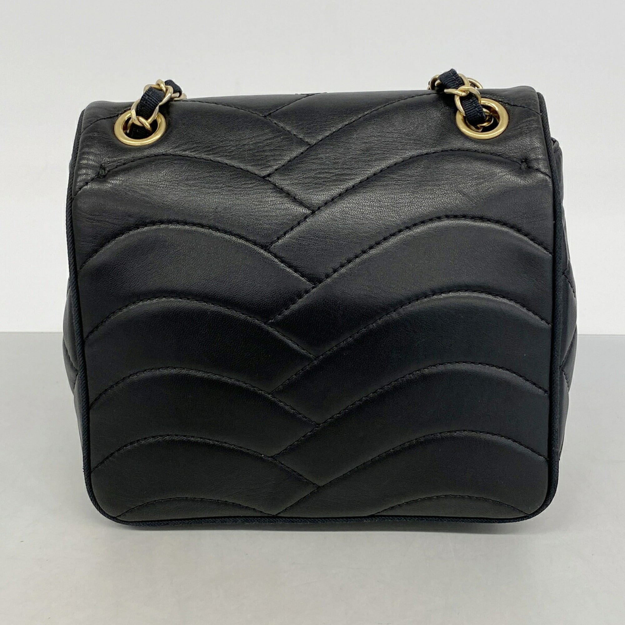 Chanel Black Leather Shoulder Bag (Pre-Owned)