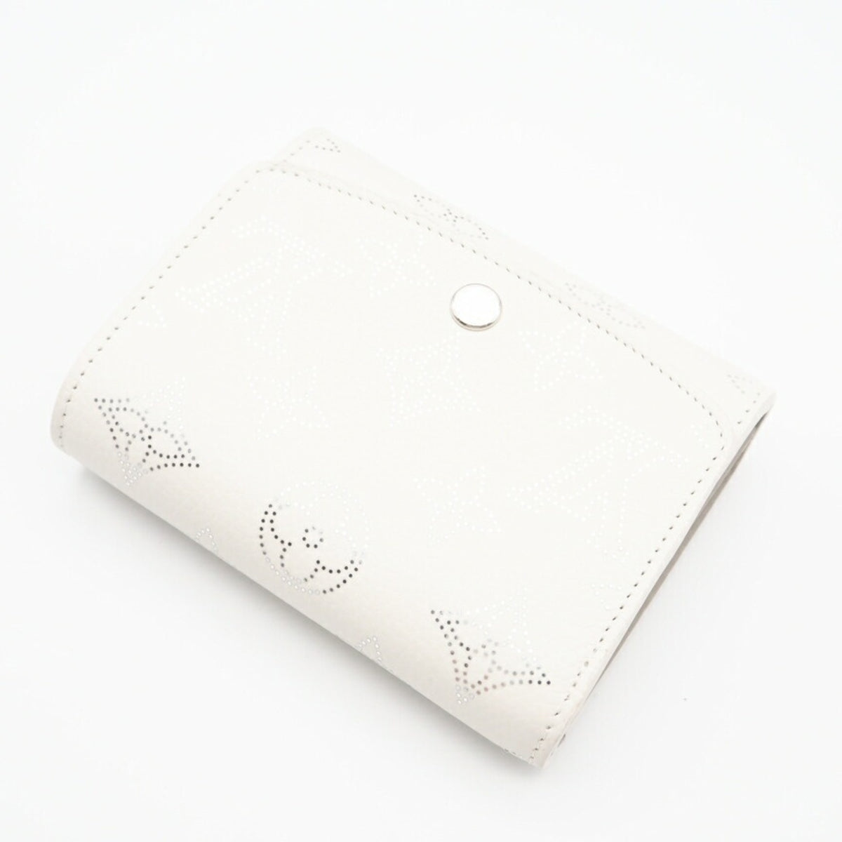 Louis Vuitton Mahina White Leather Wallet (Bi-Fold) (Pre-Owned)