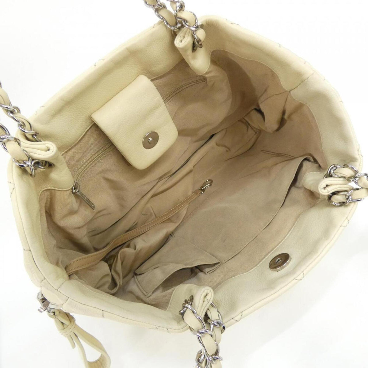Chanel Ivory Ivory Handbag (Pre-Owned)