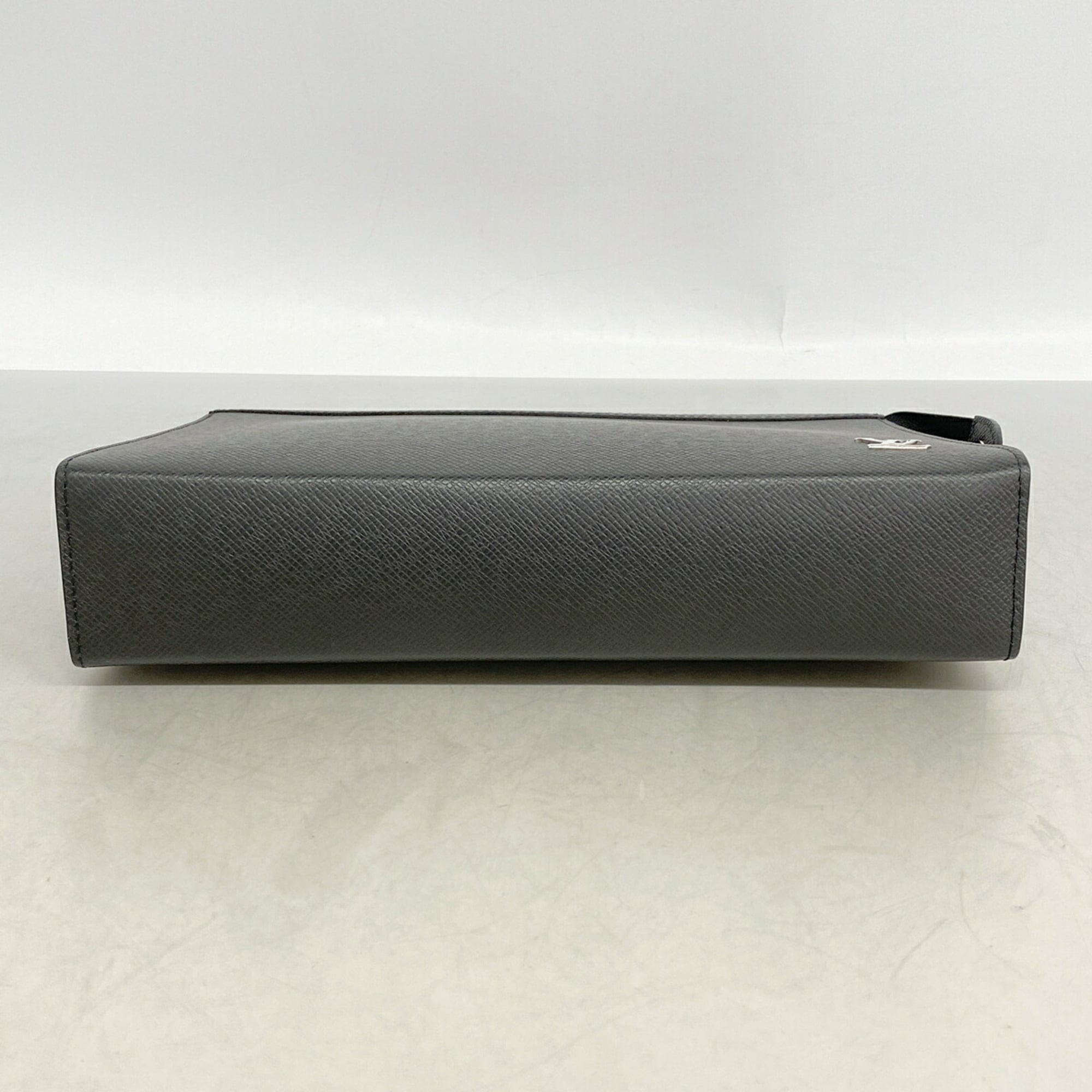 Louis Vuitton Noir Clutch Bag (Pre-Owned)