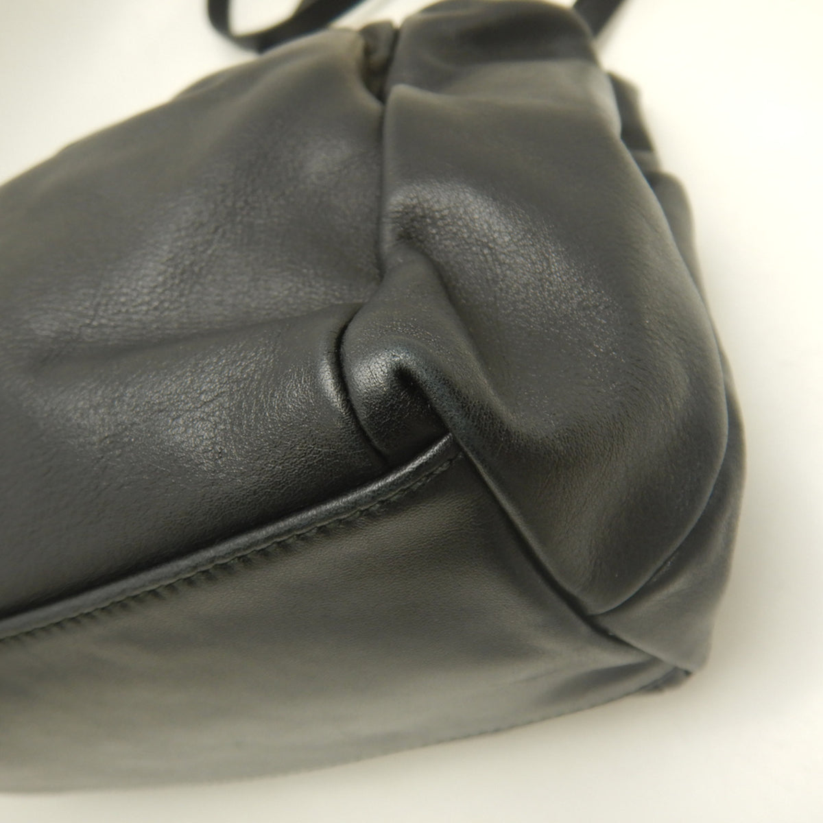 Salvatore Ferragamo Vara Black Leather Handbag (Pre-Owned)