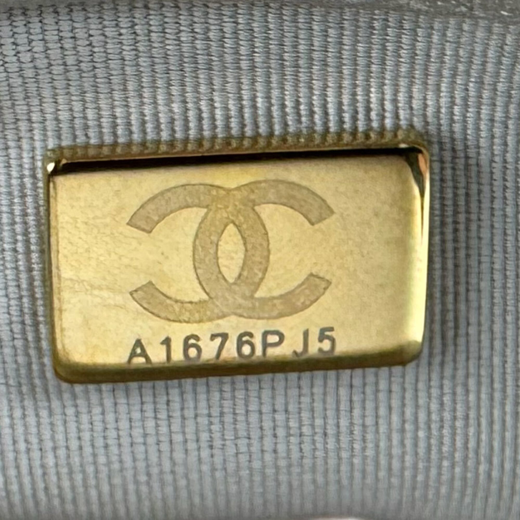 Chanel Gray Leather Shoulder Bag (Pre-Owned)
