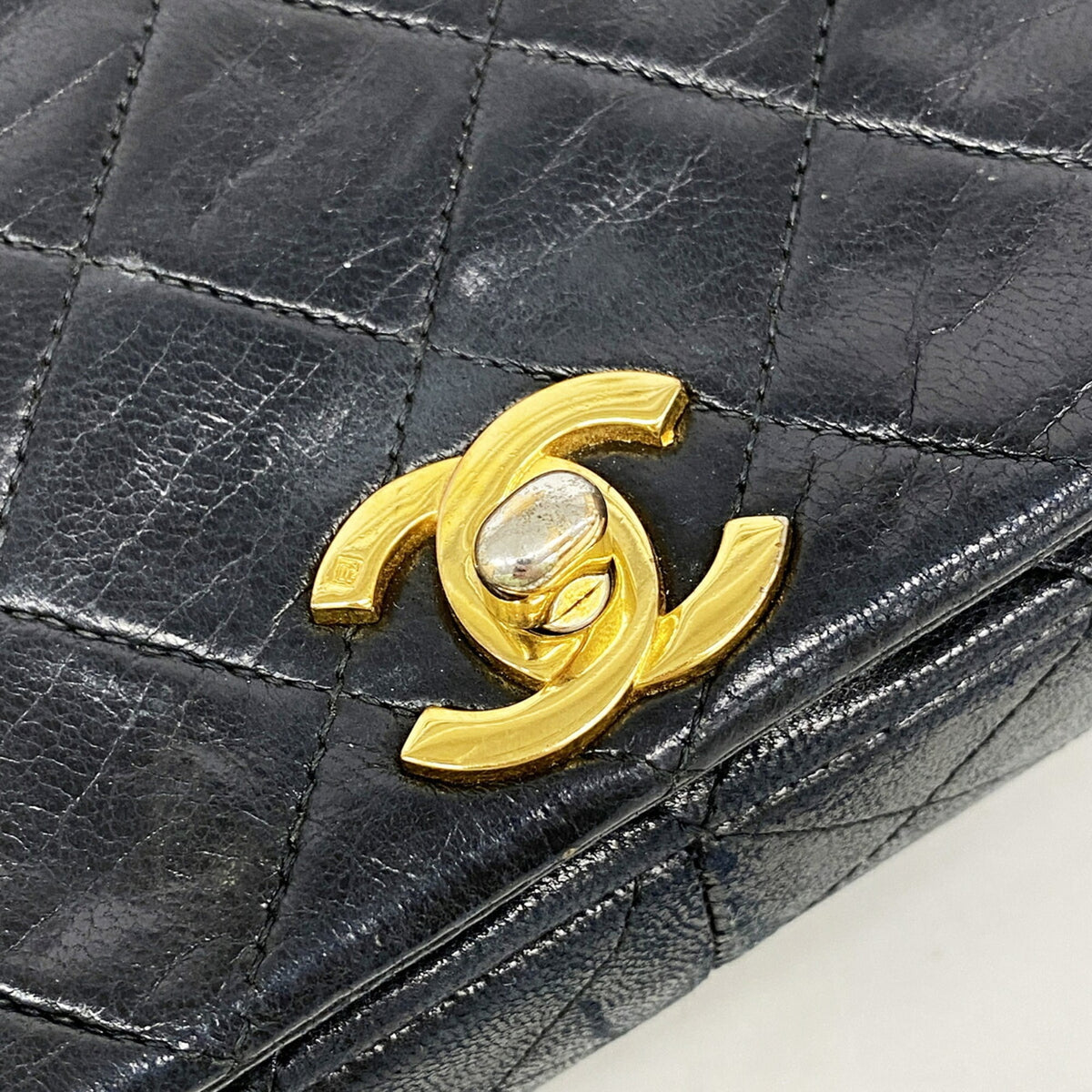 Chanel Black Leather Shoulder Bag (Pre-Owned)
