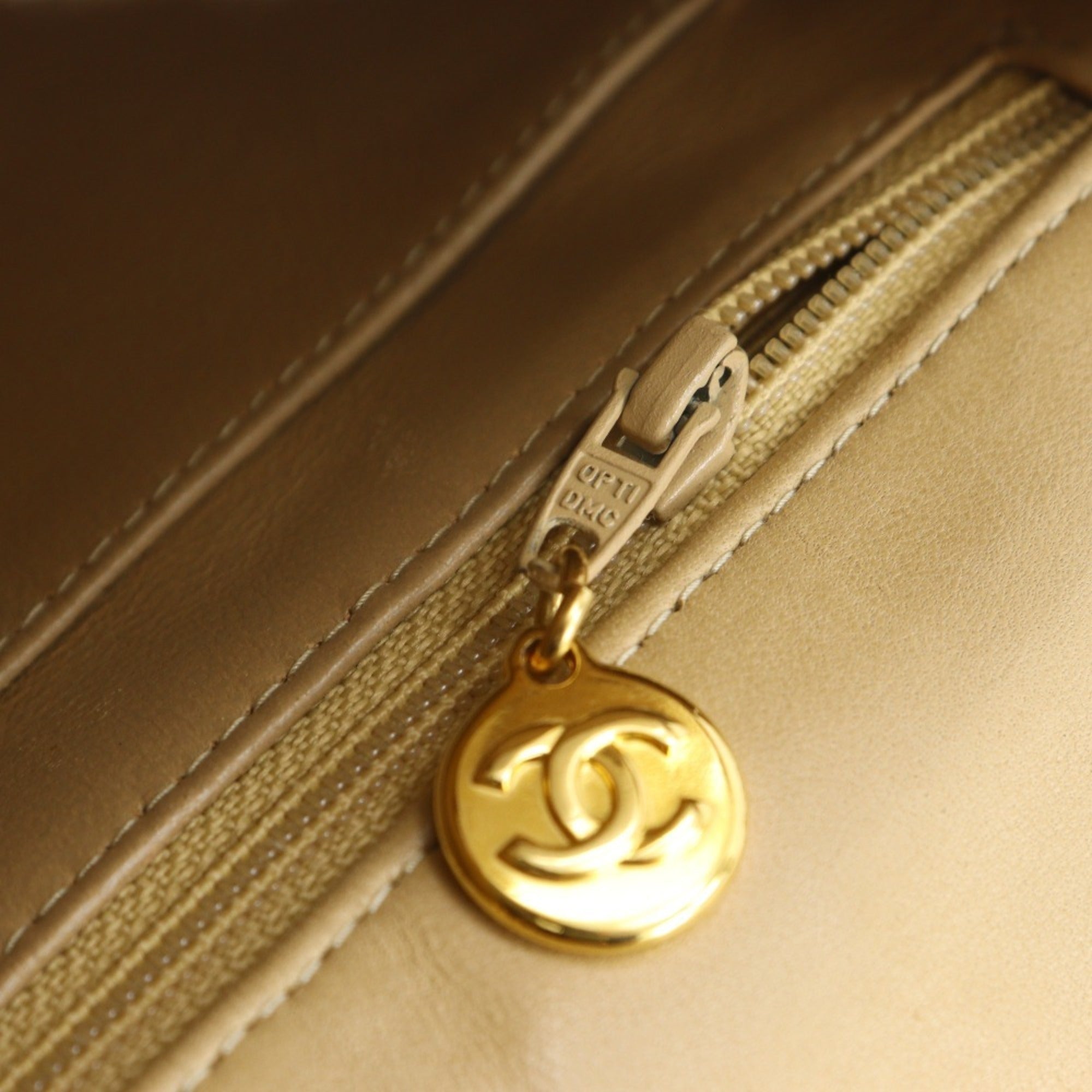 Chanel Beige Leather Shoulder Bag (Pre-Owned)