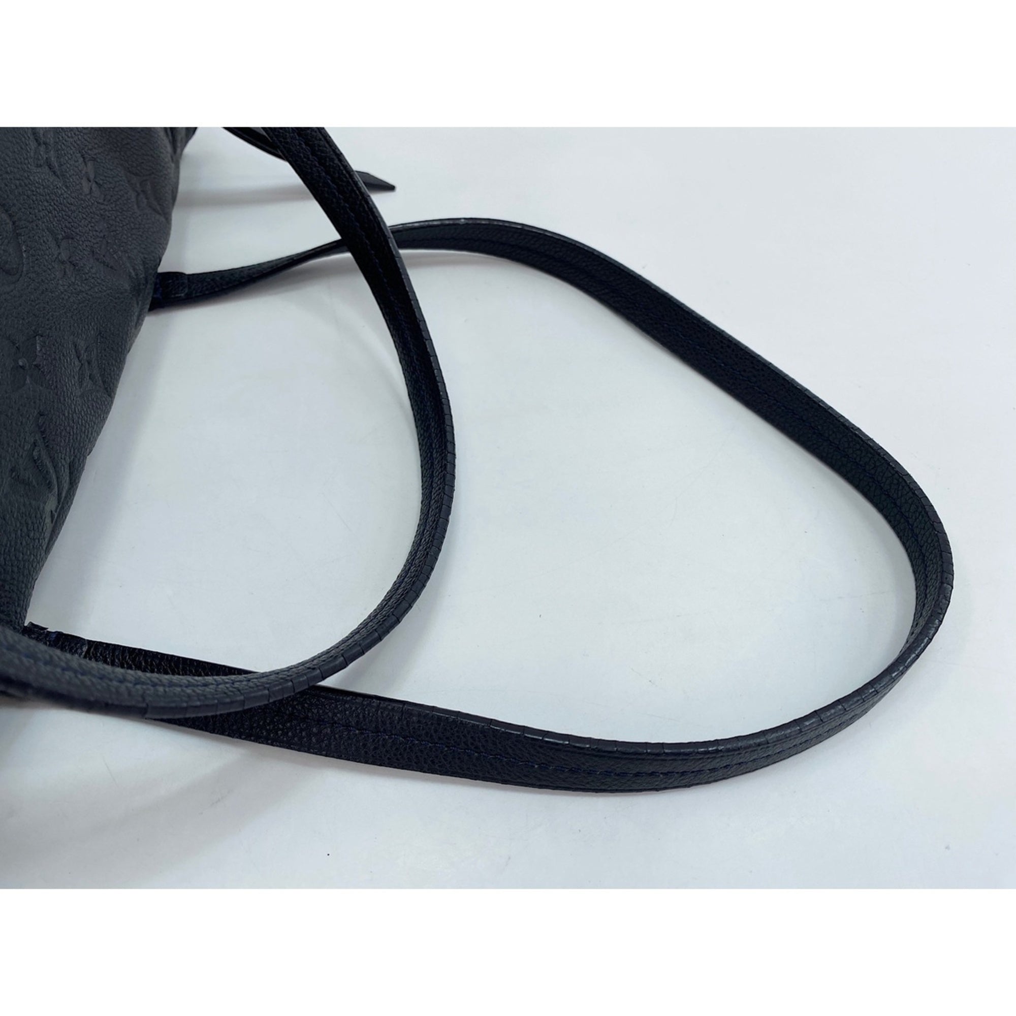 Louis Vuitton Black Handbag (Pre-Owned)