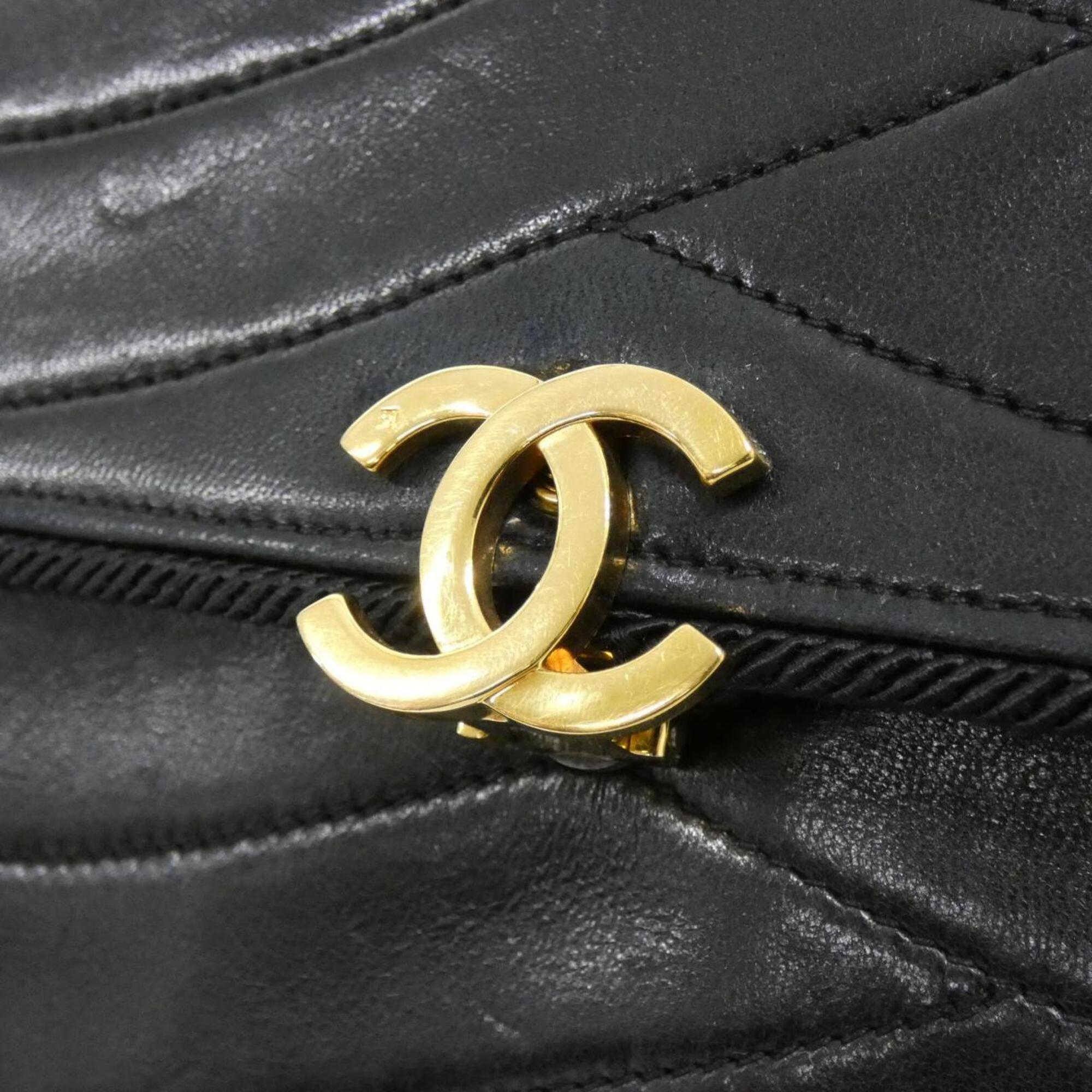 Chanel Black Leather Shoulder Bag (Pre-Owned)