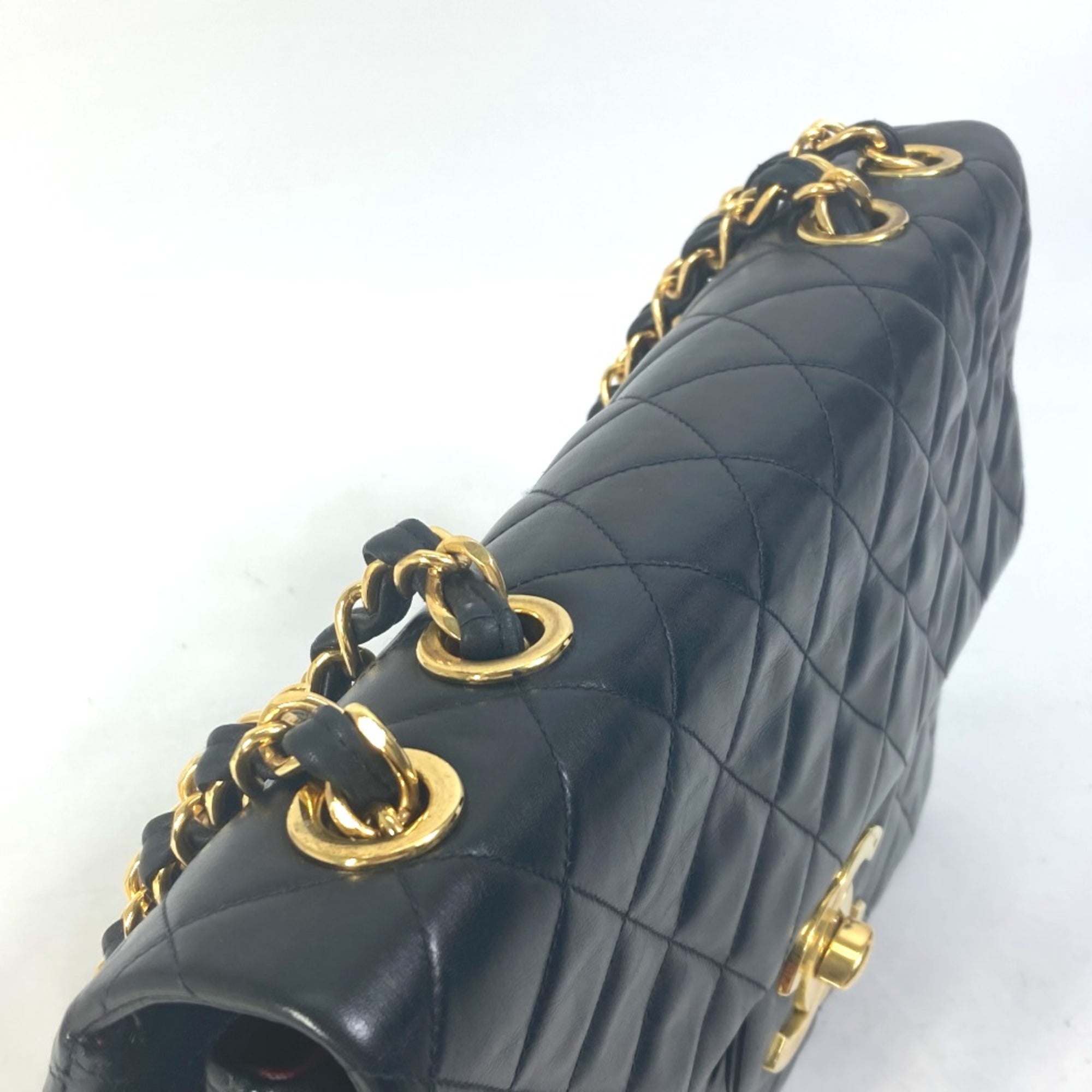 Chanel Black Leather Shoulder Bag (Pre-Owned)