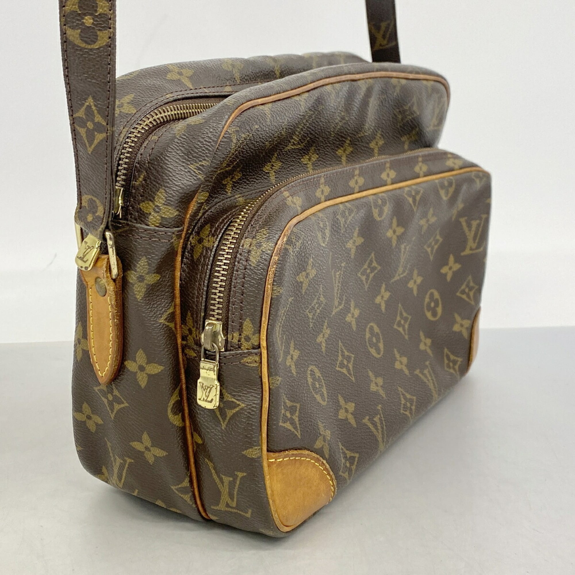 Louis Vuitton Brown Shoulder Bag (Pre-Owned)