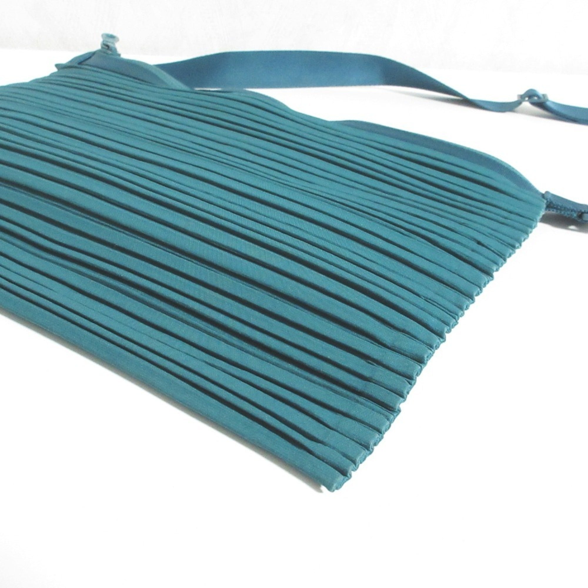 Issey Miyake Green Shoulder Bag (Pre-Owned)