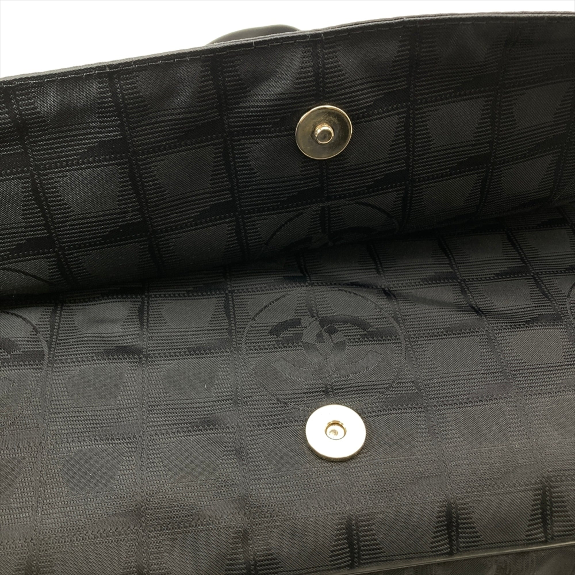 Chanel Black Nylon Shoulder Bag (Pre-Owned)