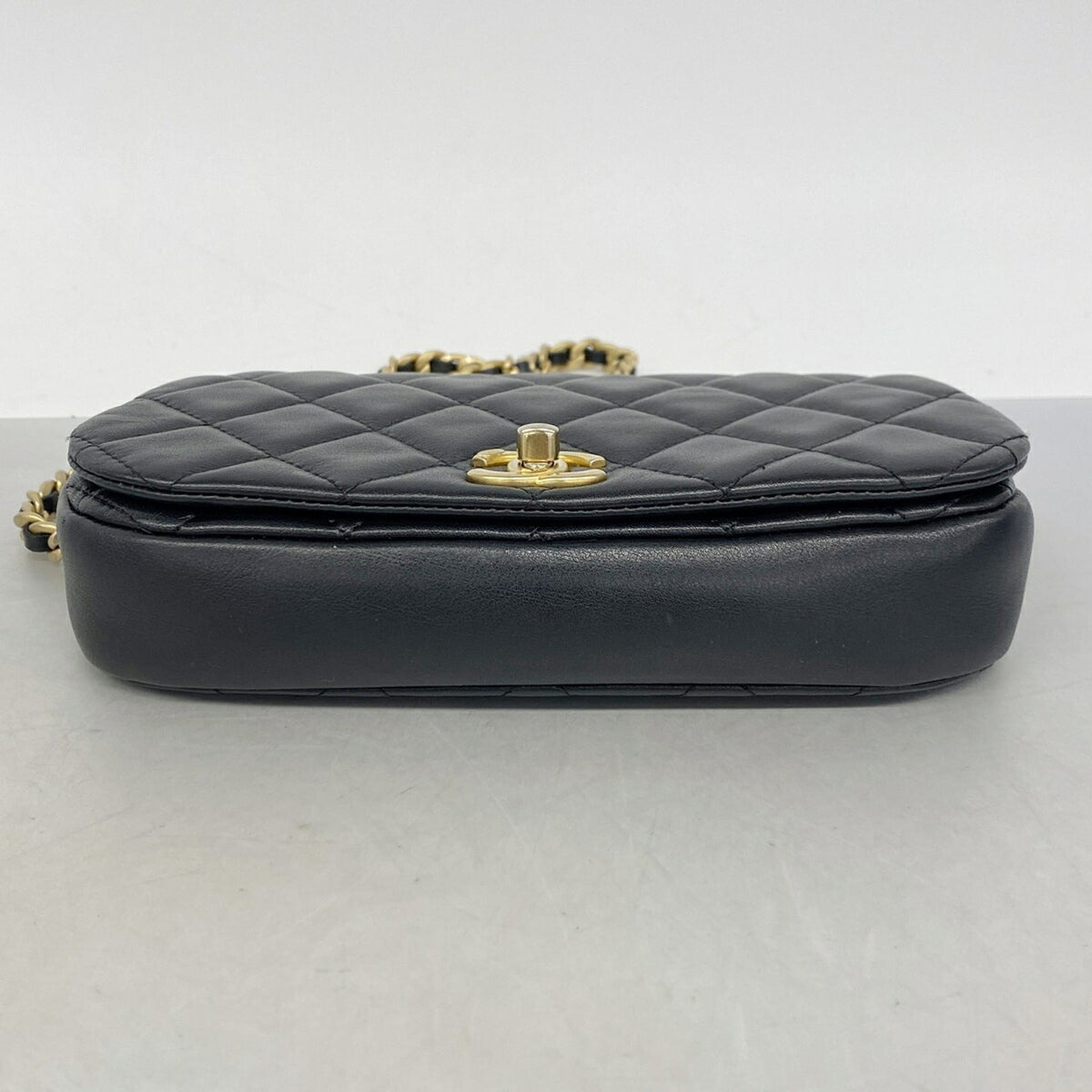 Chanel Black Leather Shoulder Bag (Pre-Owned)