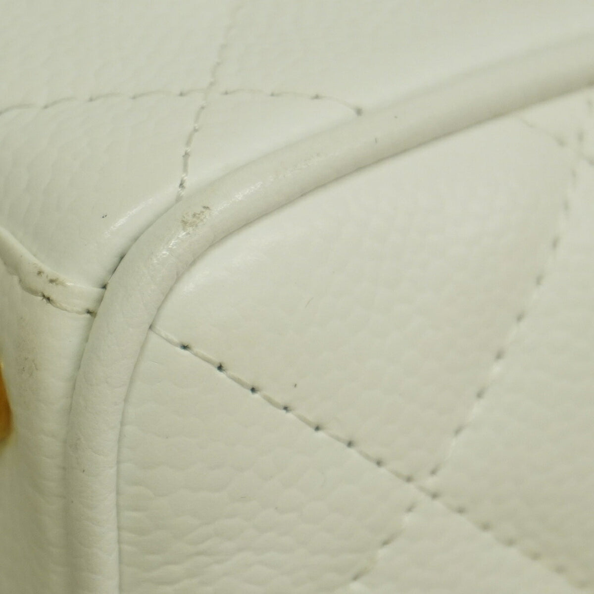 Chanel White Grained Calfskin Handbag (Pre-Owned)