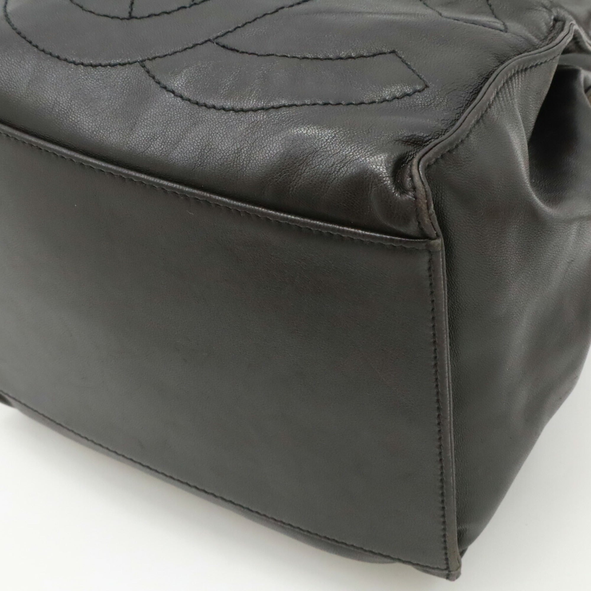 Chanel Black Leather Shoulder Bag (Pre-Owned)