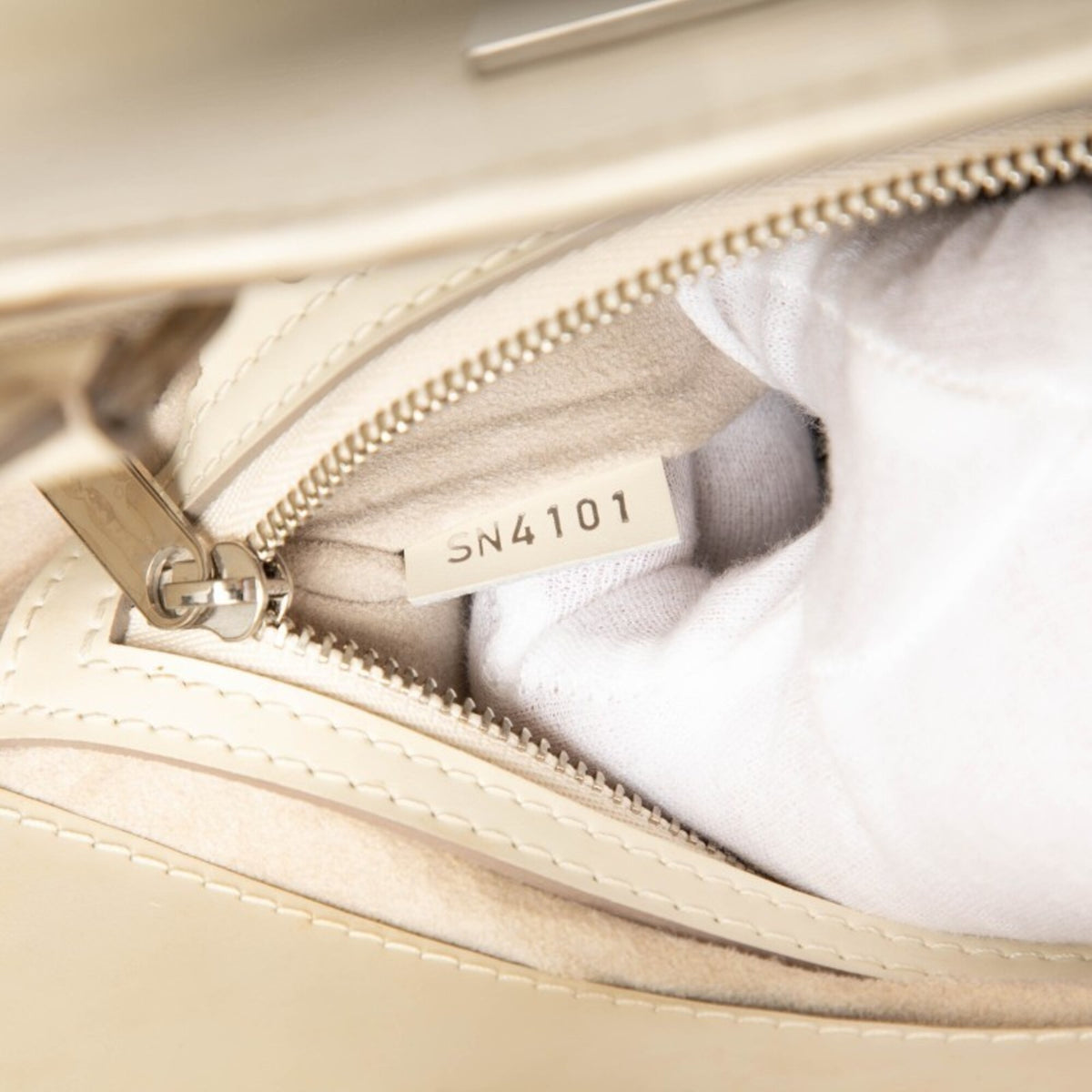 Louis Vuitton Lv Off White White Leather Handbag (Pre-Owned)