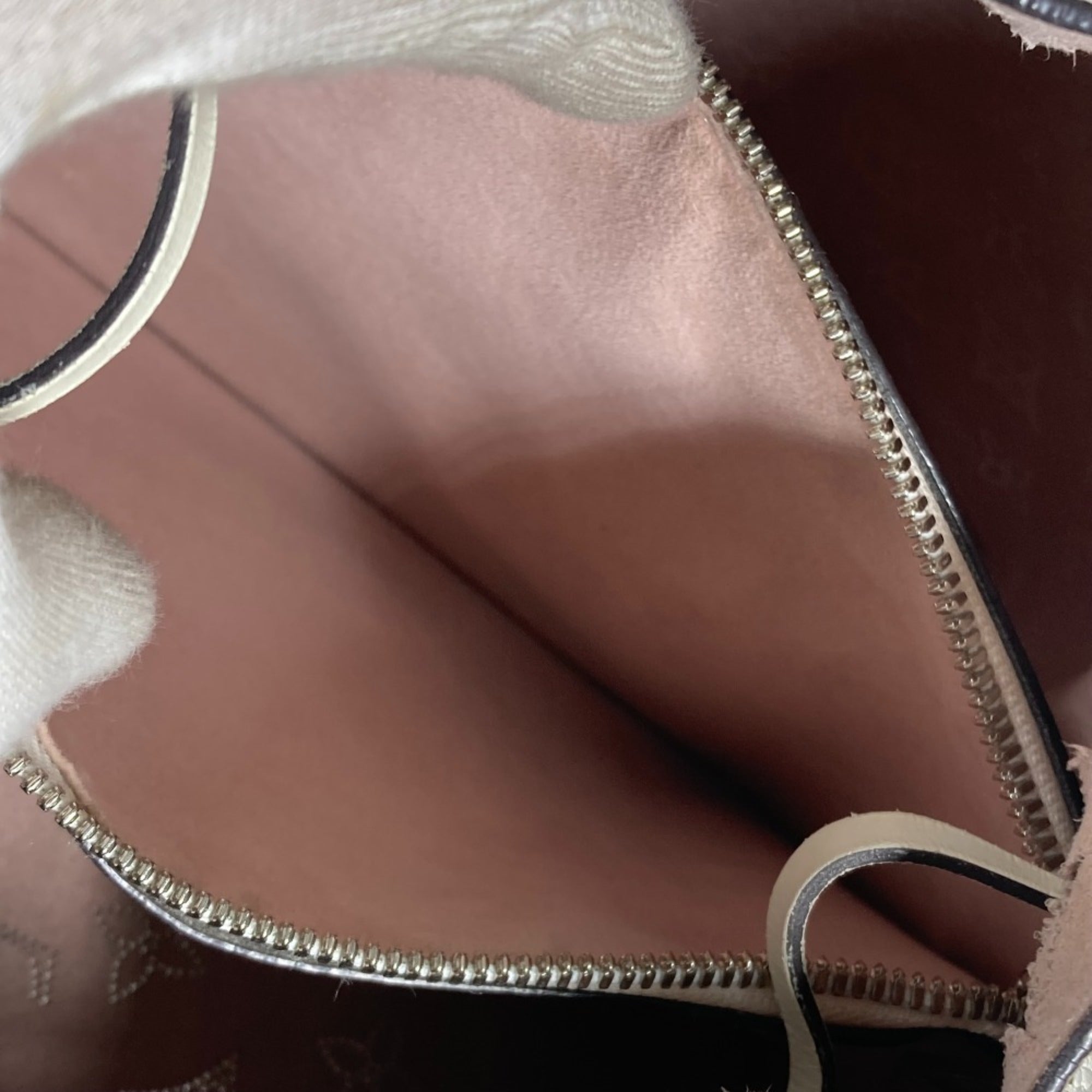 Louis Vuitton Blanc White Mahina Leather Handbag Shoulder Bag (Pre-Owned)