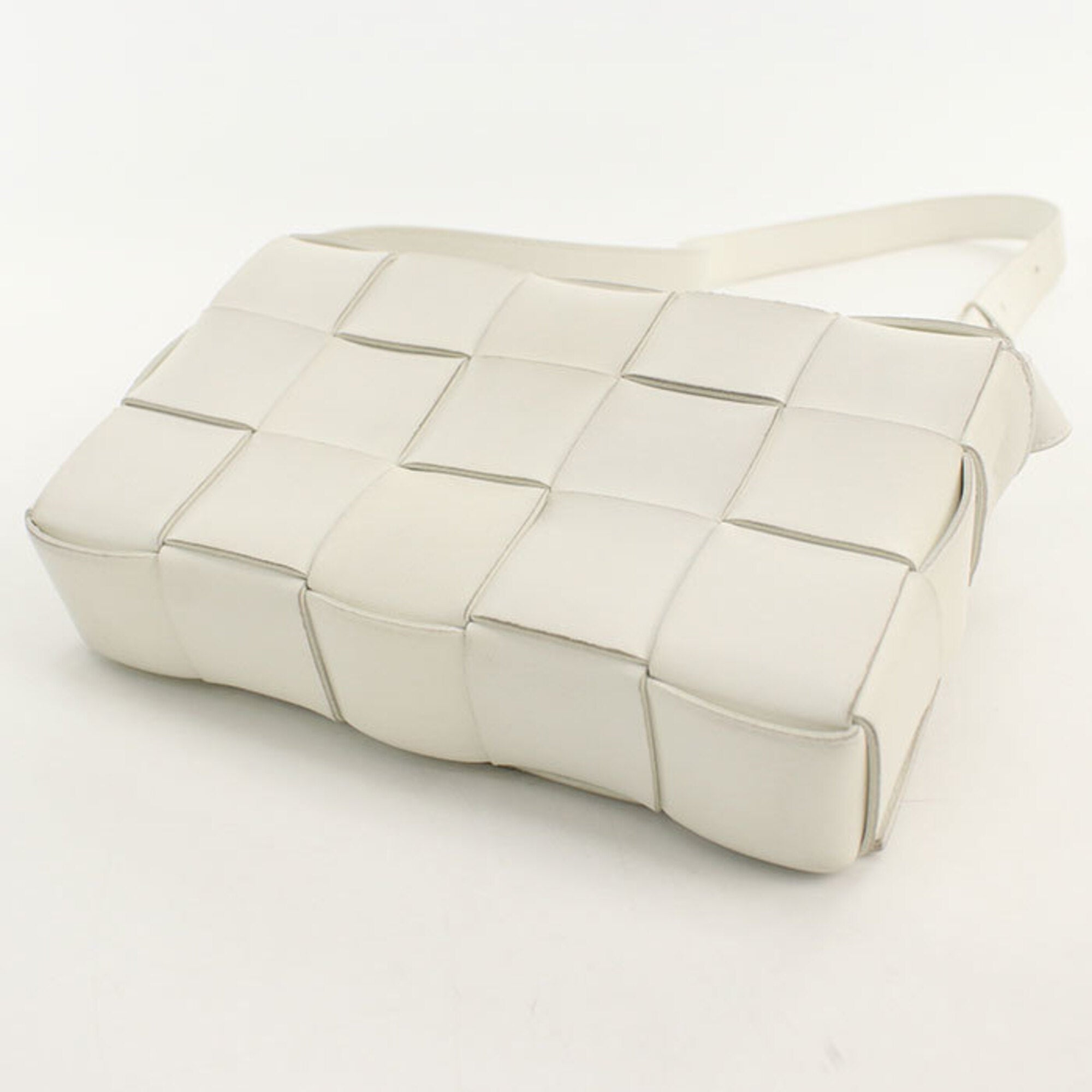 Bottega Veneta White Leather Shoulder Bag (Pre-Owned)