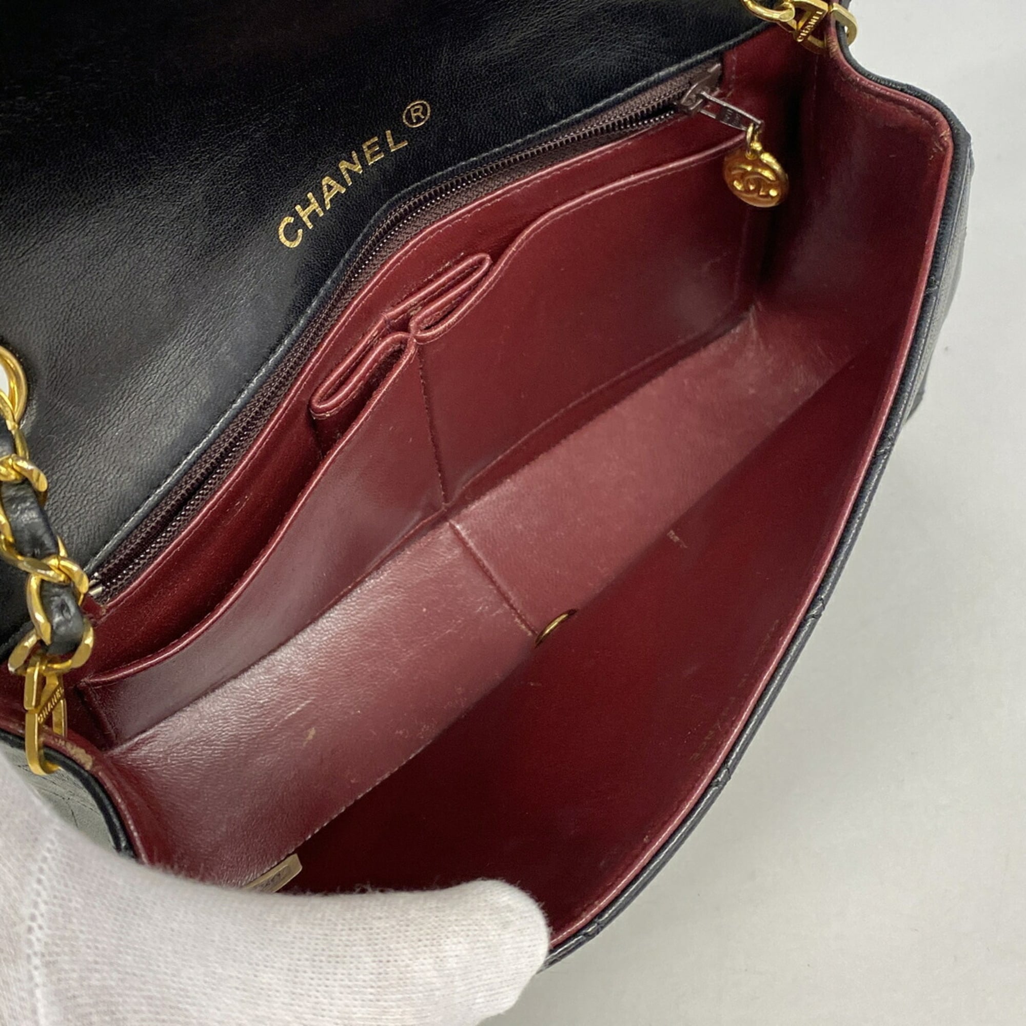 Chanel Black Leather Shoulder Bag (Pre-Owned)