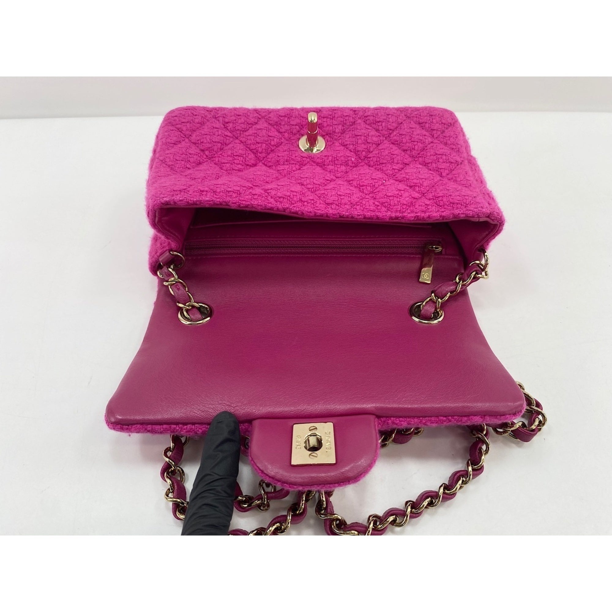 Chanel Pink Shoulder Bag (Pre-Owned)