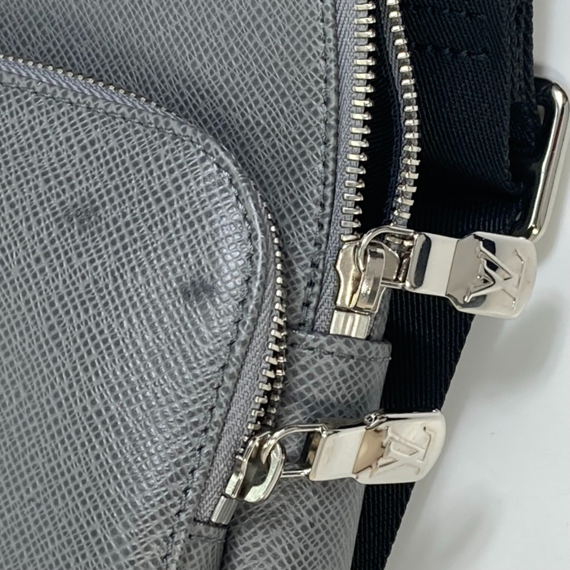Louis Vuitton Taiga Gray Gris Taiga Leather Shoulder Bag (Pre-Owned)