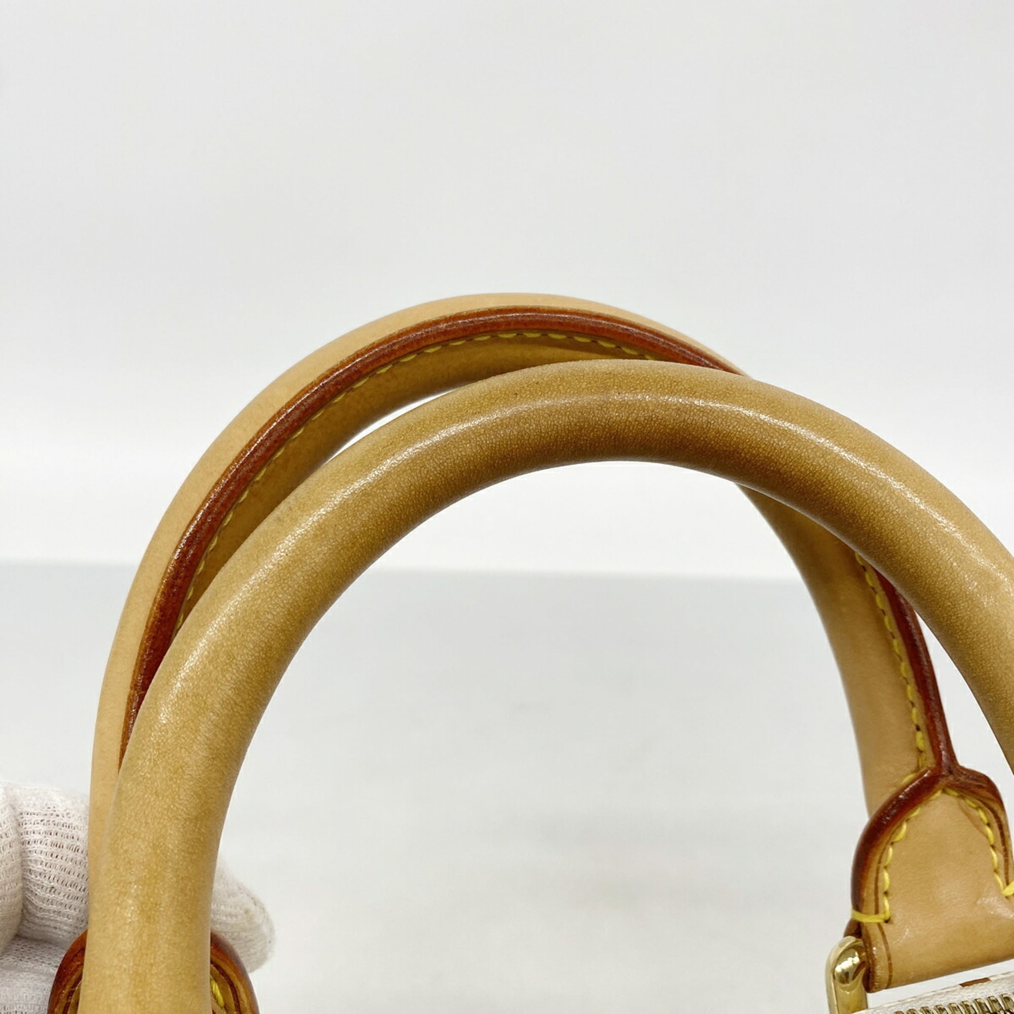 Louis Vuitton Blanc Handbag (Pre-Owned)