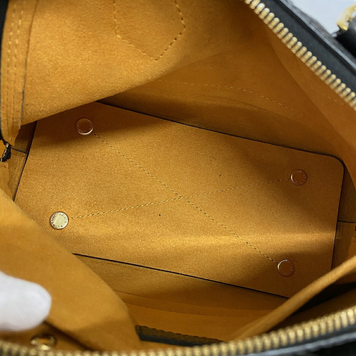 Louis Vuitton Noir Handbag (Pre-Owned)
