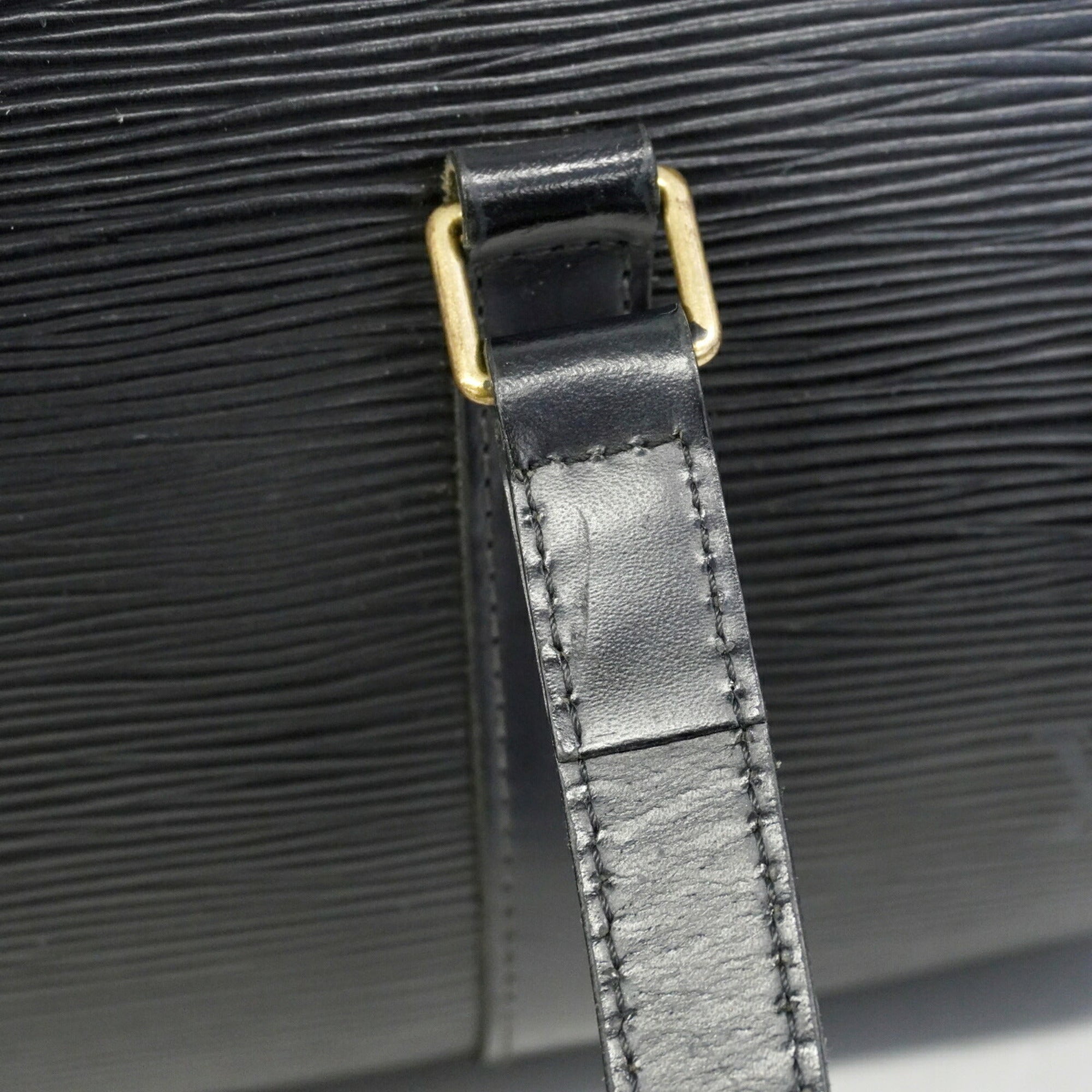 Louis Vuitton Noir Handbag (Pre-Owned)