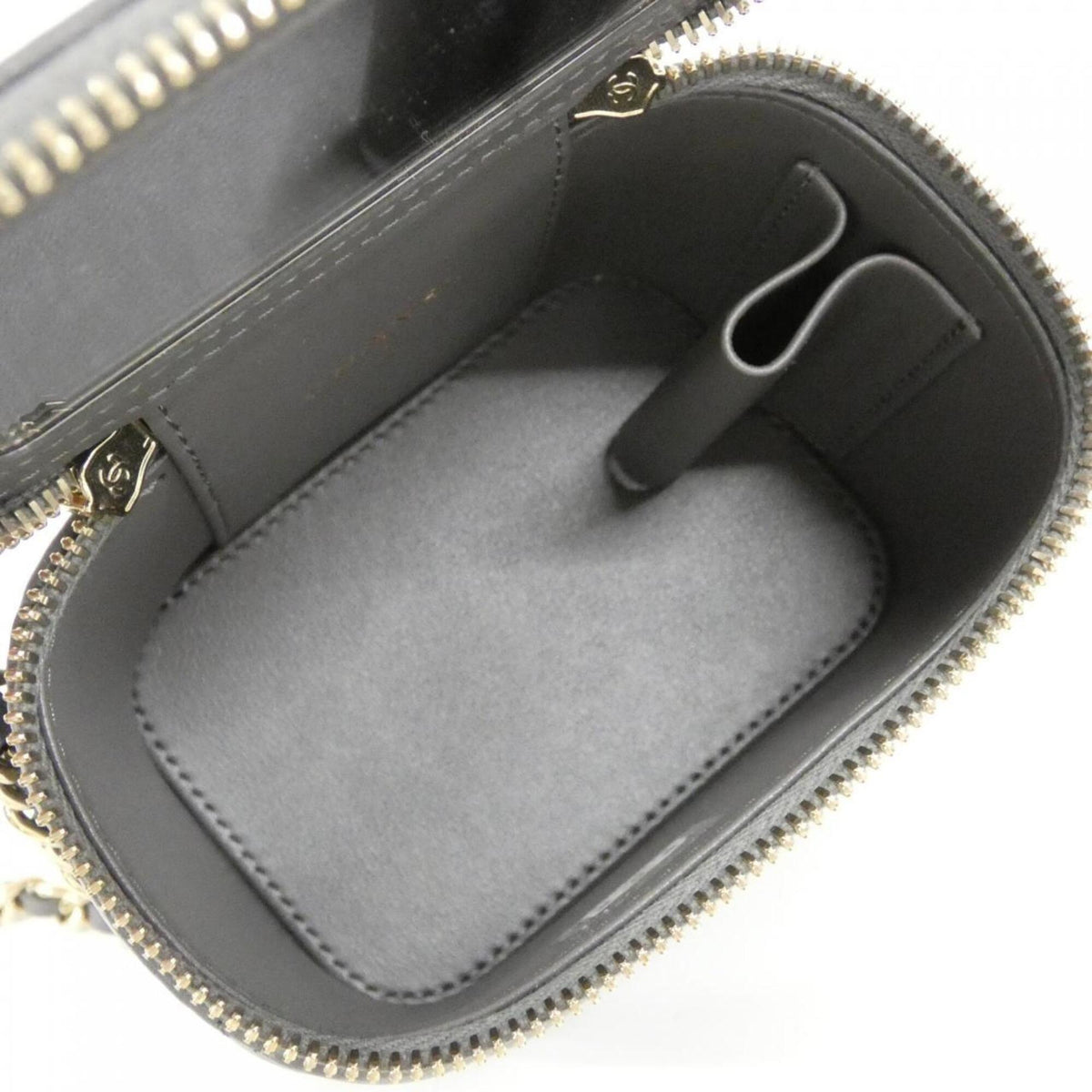 Chanel Gray Leather Handbag (Pre-Owned)