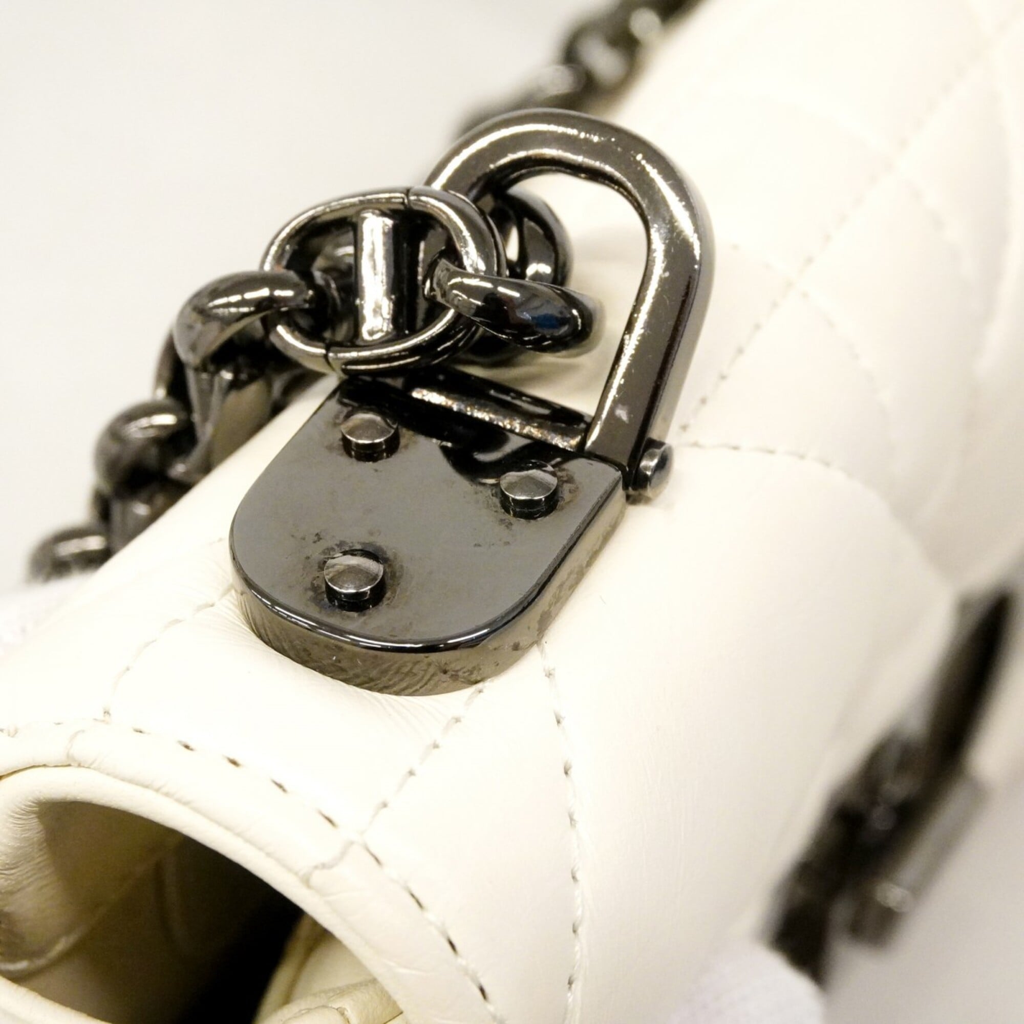 Christian Dior White Leather Shoulder Bag (Pre-Owned)