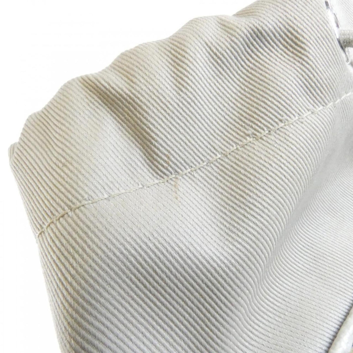 Louis Vuitton Blanc Coated Canvas Shoulder Bag (Pre-Owned)