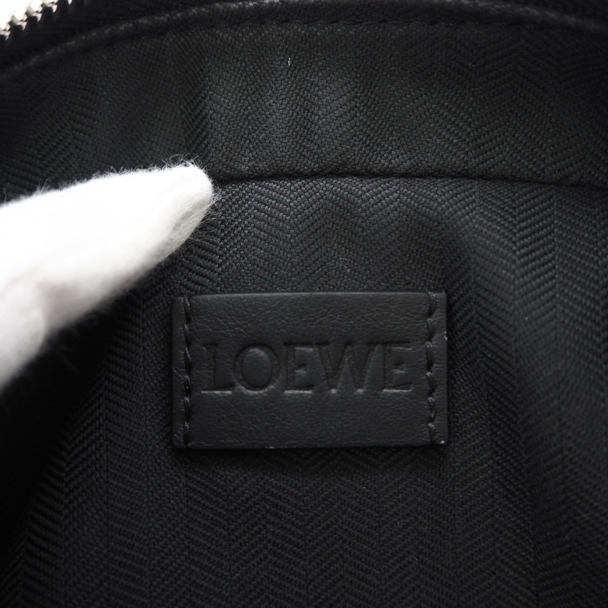 Loewe Black Leather Shoulder Bag (Pre-Owned)