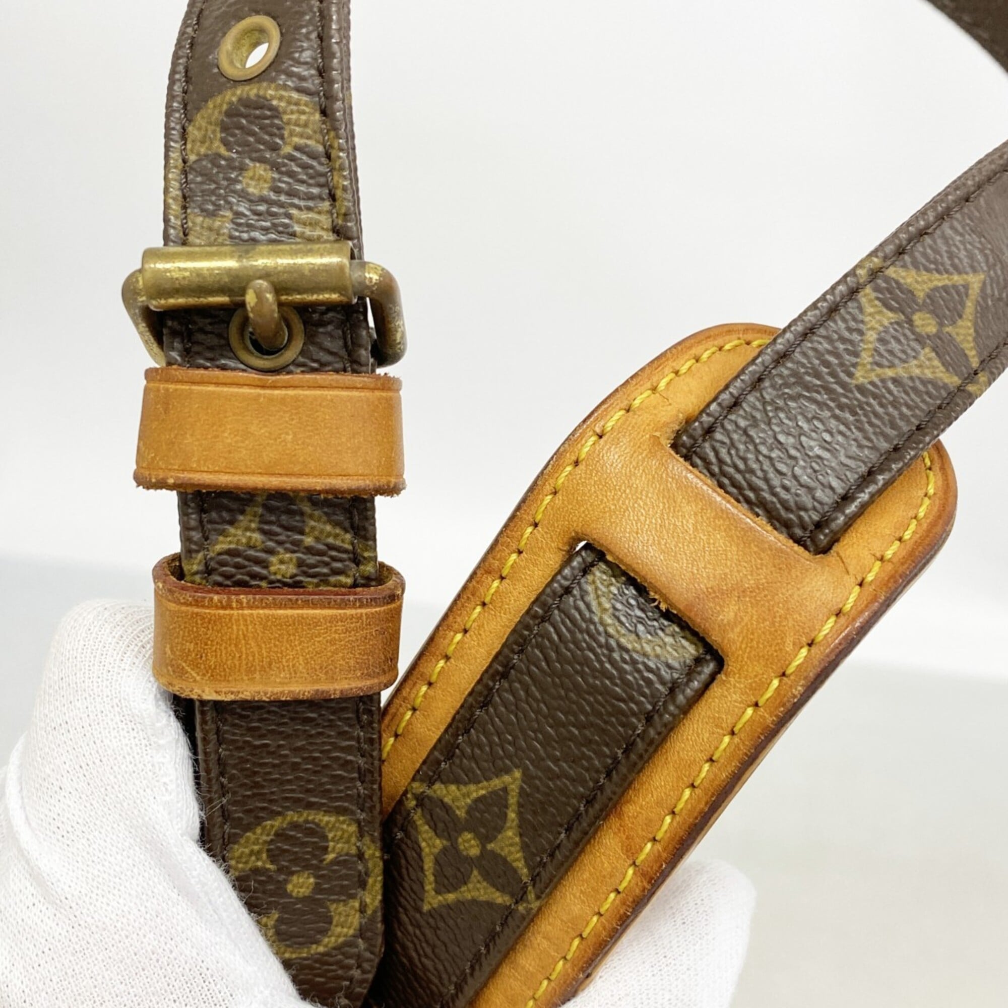 Louis Vuitton Brown Shoulder Bag (Pre-Owned)