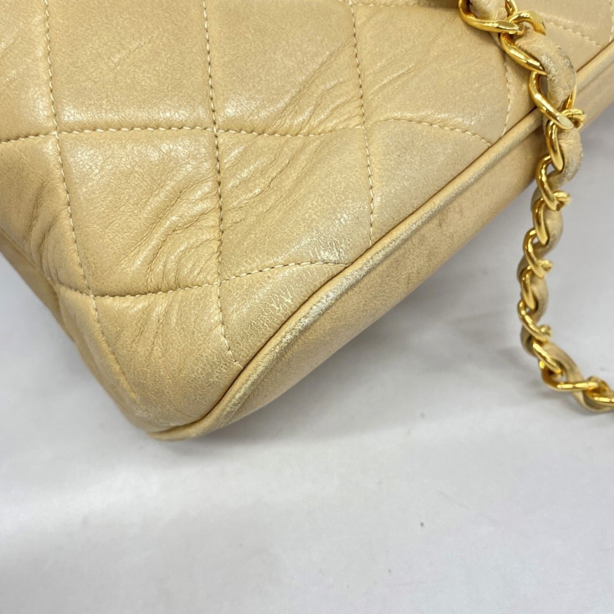 Chanel Beige Leather Shoulder Bag (Pre-Owned)