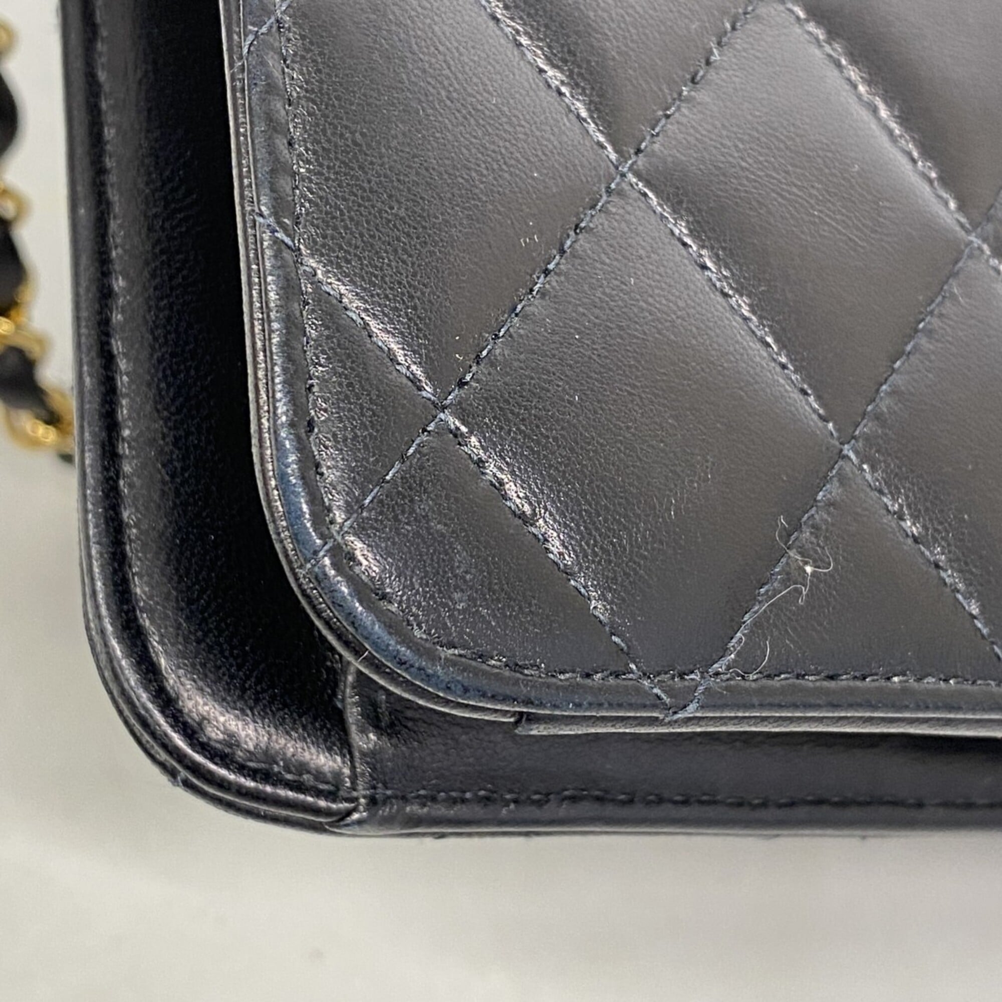 Chanel Black Leather Shoulder Bag (Pre-Owned)