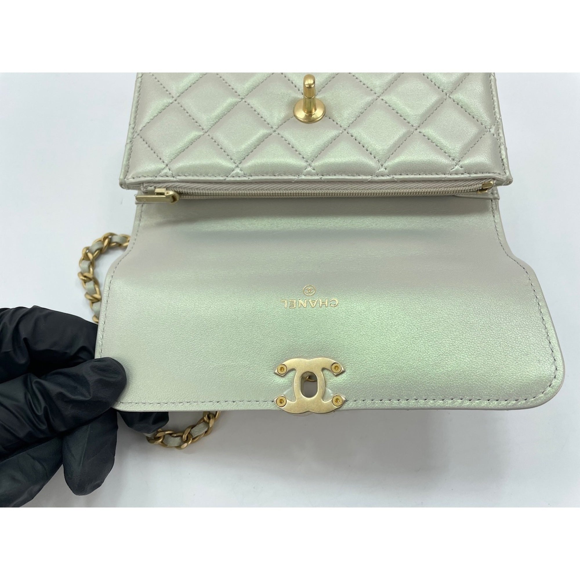 Chanel Matelasse White Handbag (Pre-Owned)