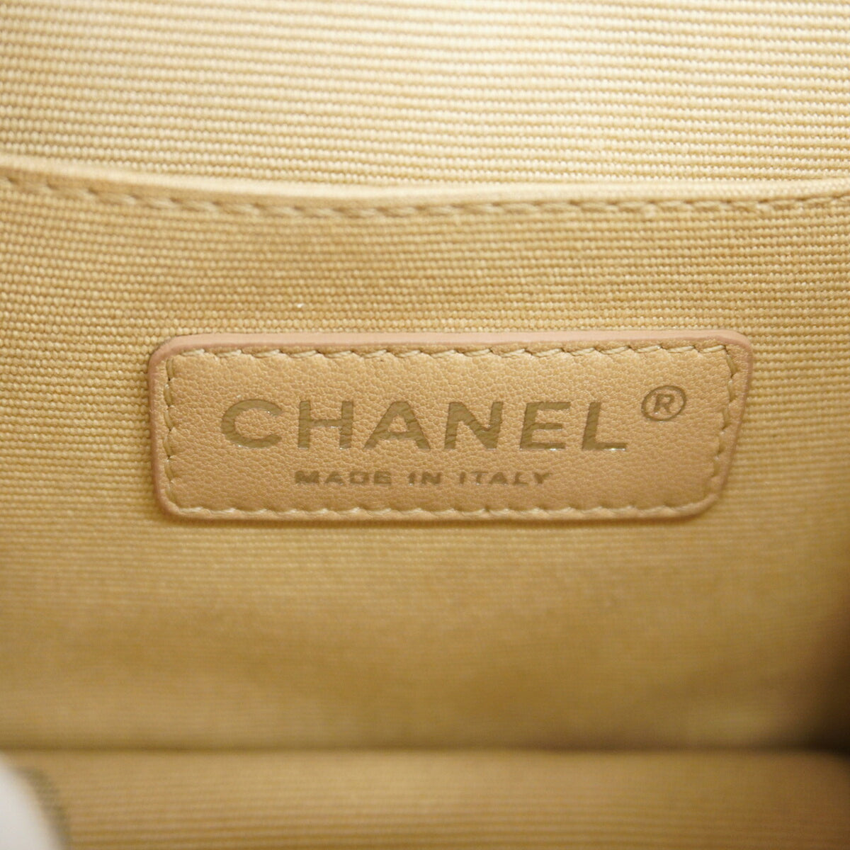 Chanel White Leather Handbag (Pre-Owned)