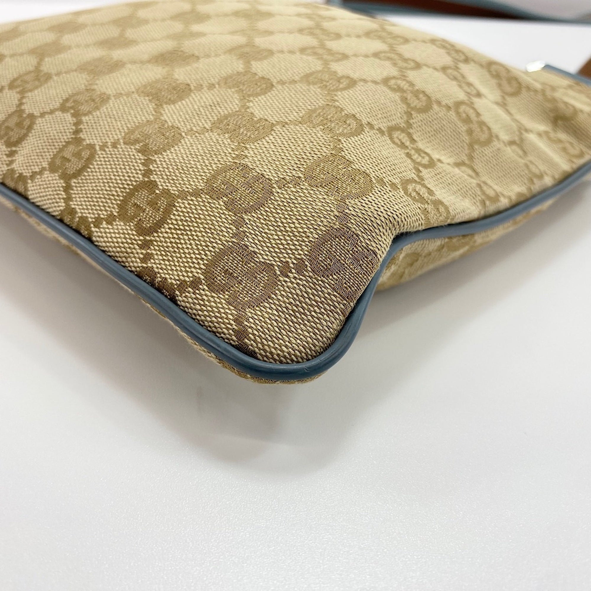 Gucci Beige Shoulder Bag (Pre-Owned)