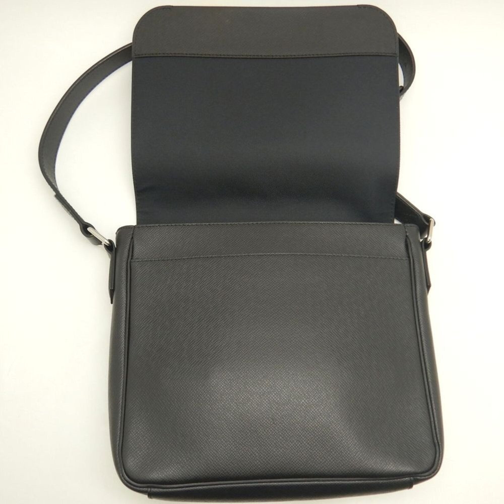 Louis Vuitton Noir Taiga Leather Shoulder Bag (Pre-Owned)