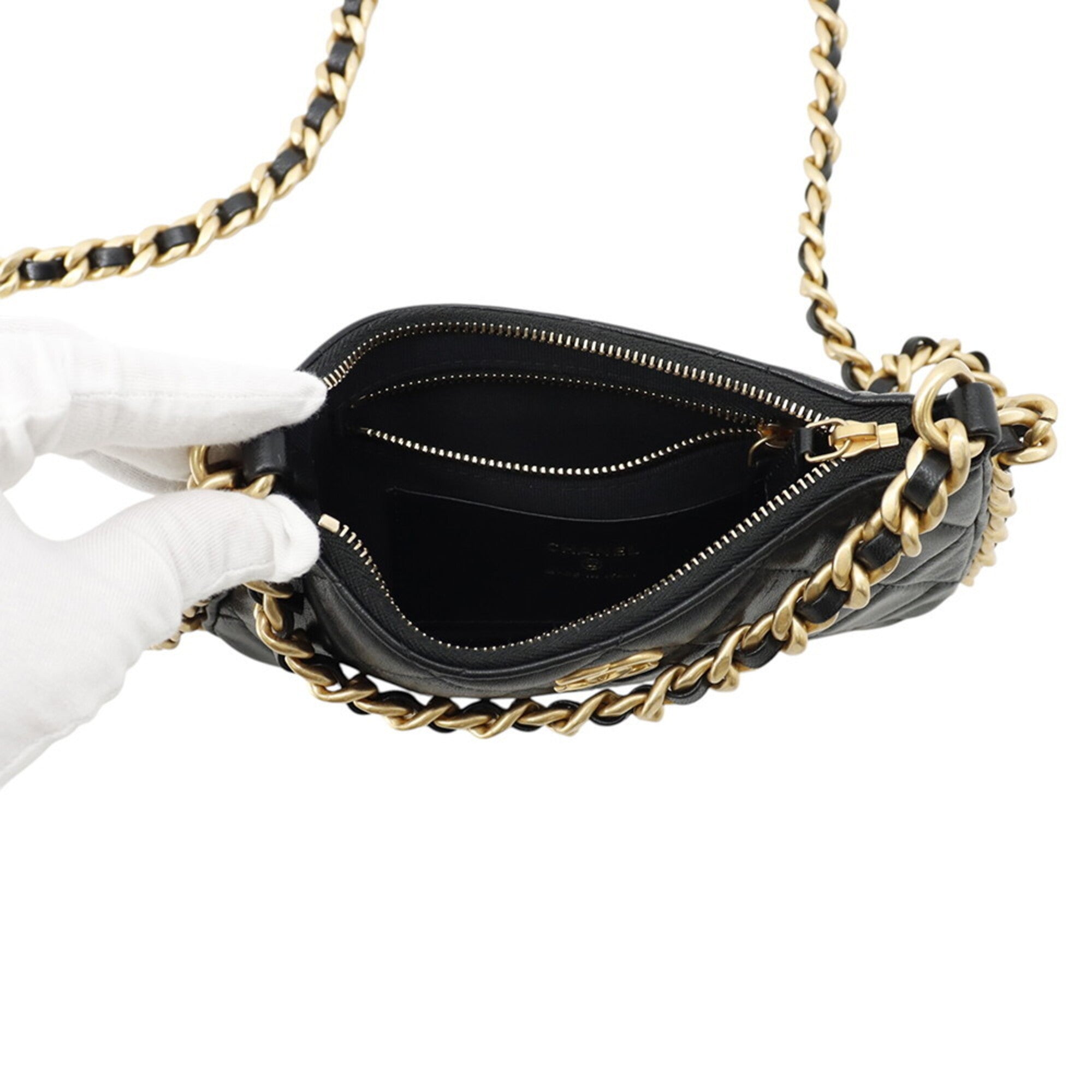 Chanel Black Leather Shoulder Bag (Pre-Owned)