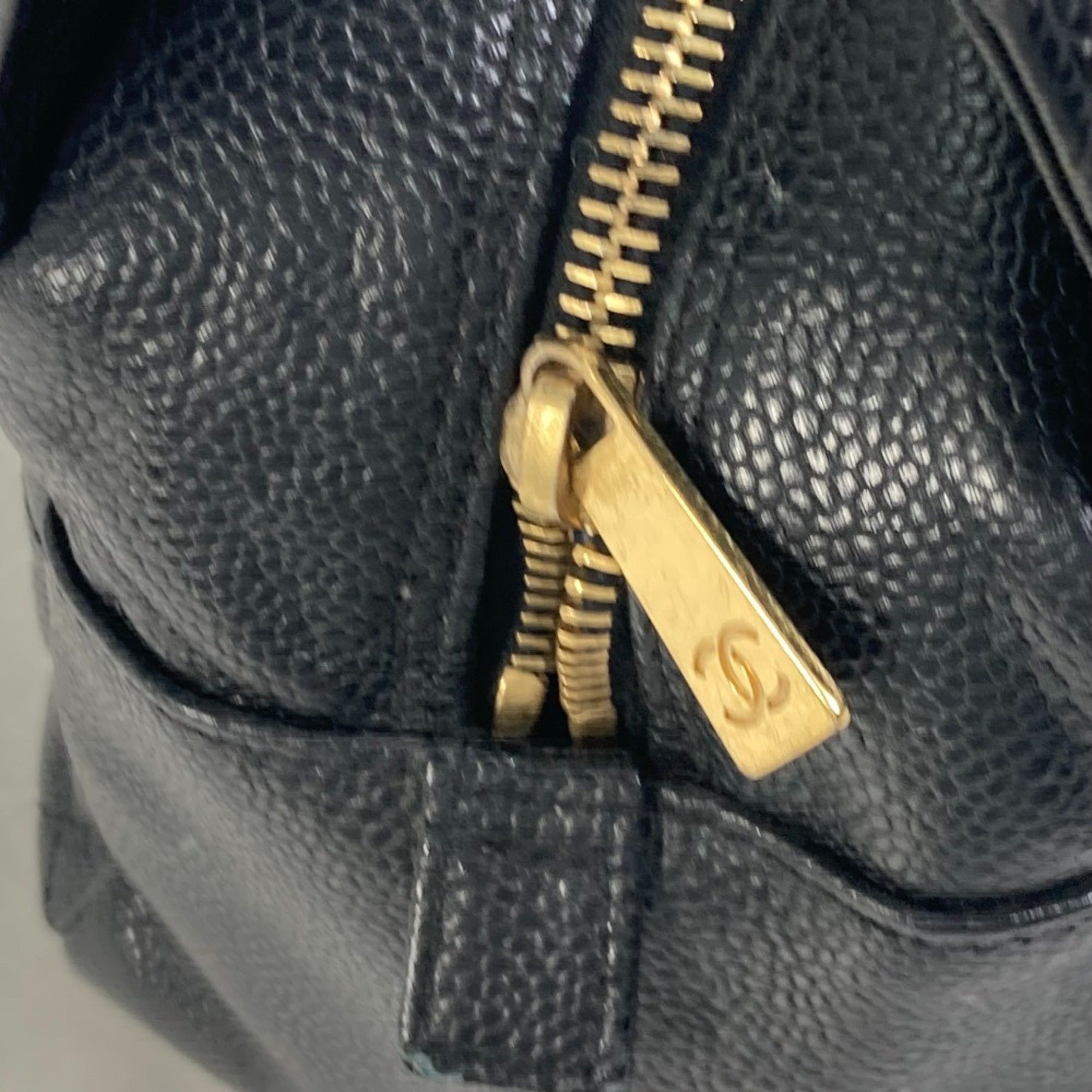 Chanel Black Leather Shoulder Bag (Pre-Owned)