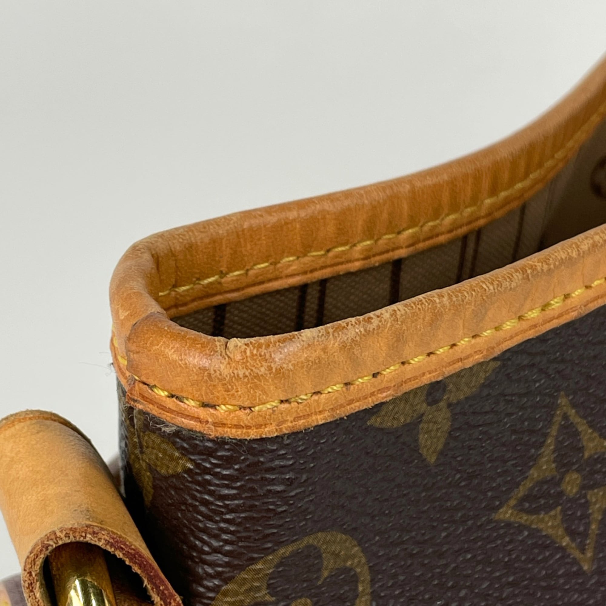 Louis Vuitton Brown Monogram Shoulder Bag (Pre-Owned)