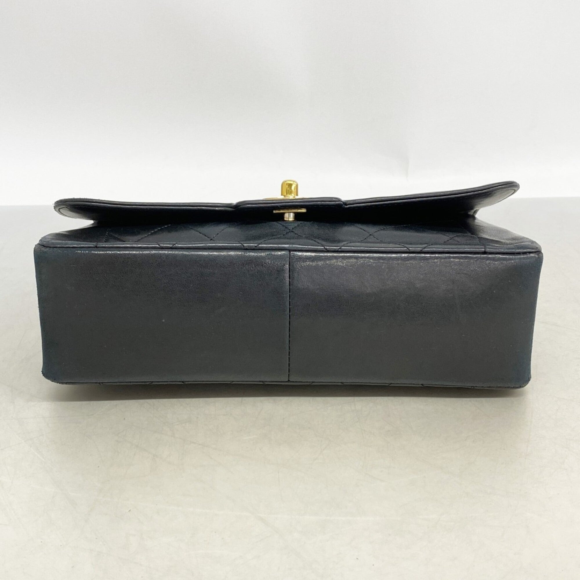 Chanel Black Leather Shoulder Bag (Pre-Owned)