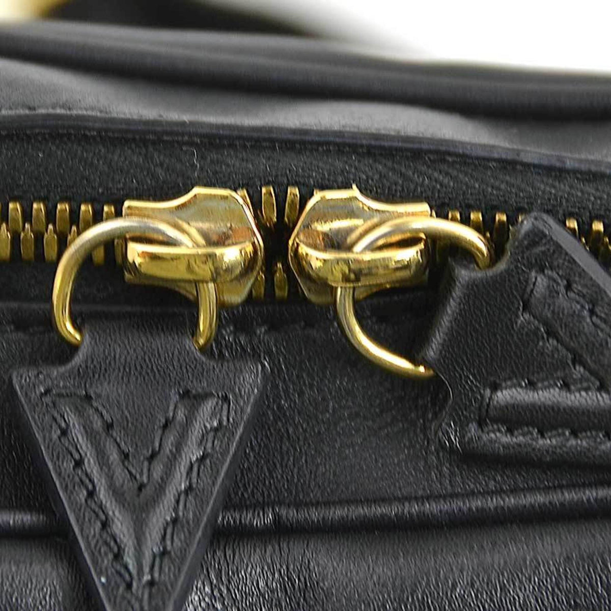 Versace Black Leather Shoulder Bag (Pre-Owned)