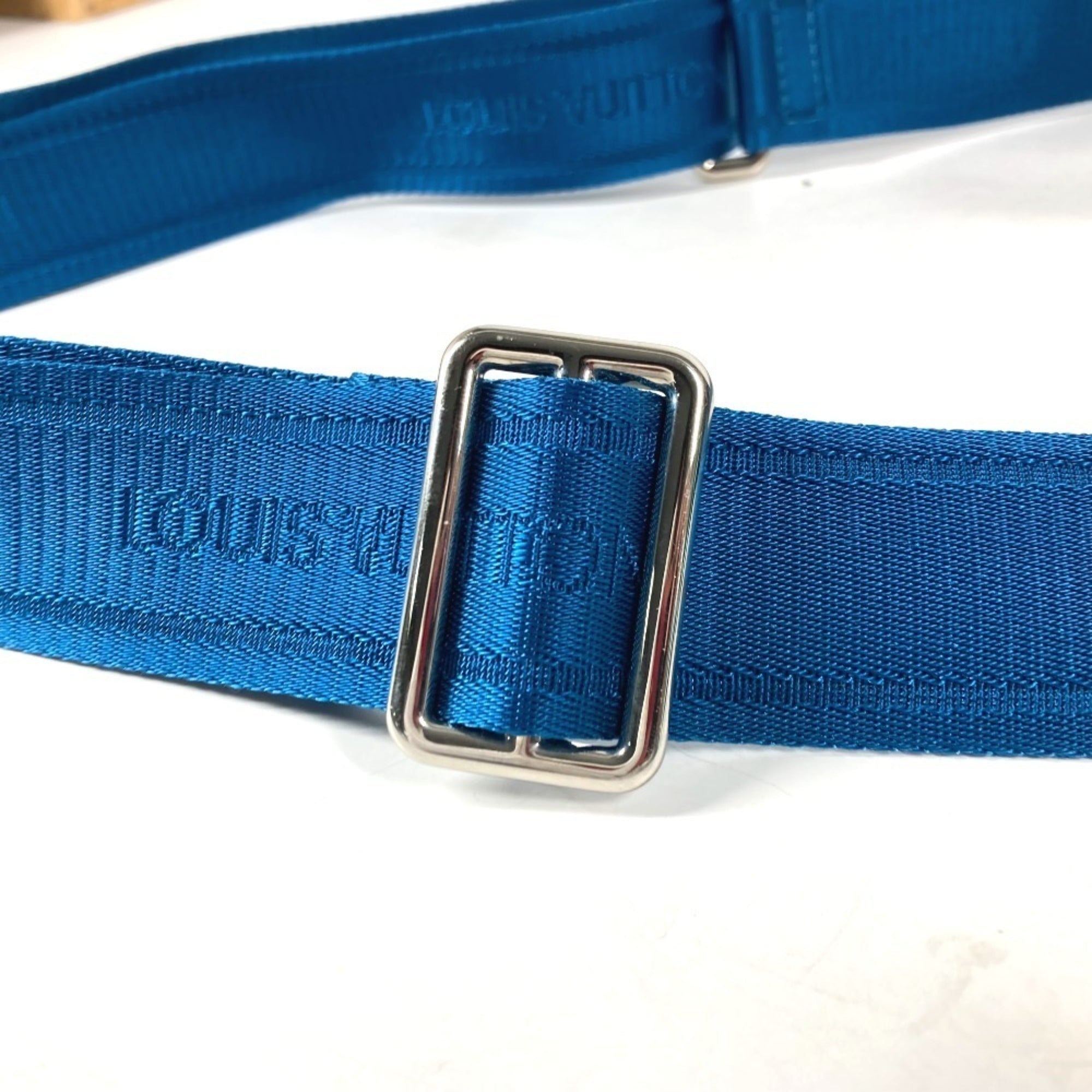 Louis Vuitton Blue Taiga Leather Messenger Bag Shoulder Bag (Pre-Owned)