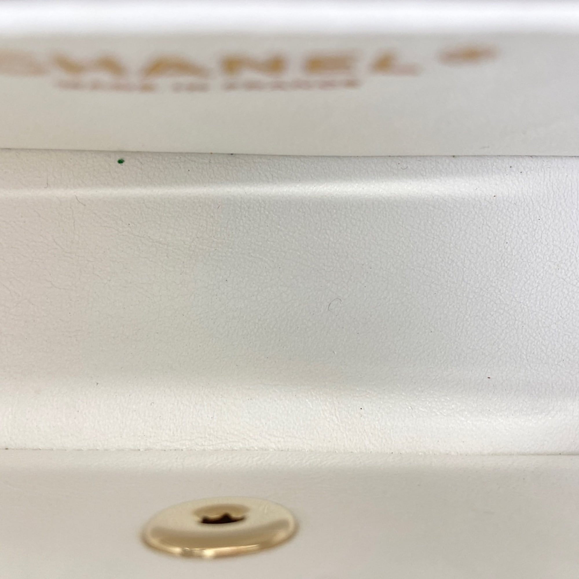 Chanel Matelasse White Shoulder Bag (Pre-Owned)