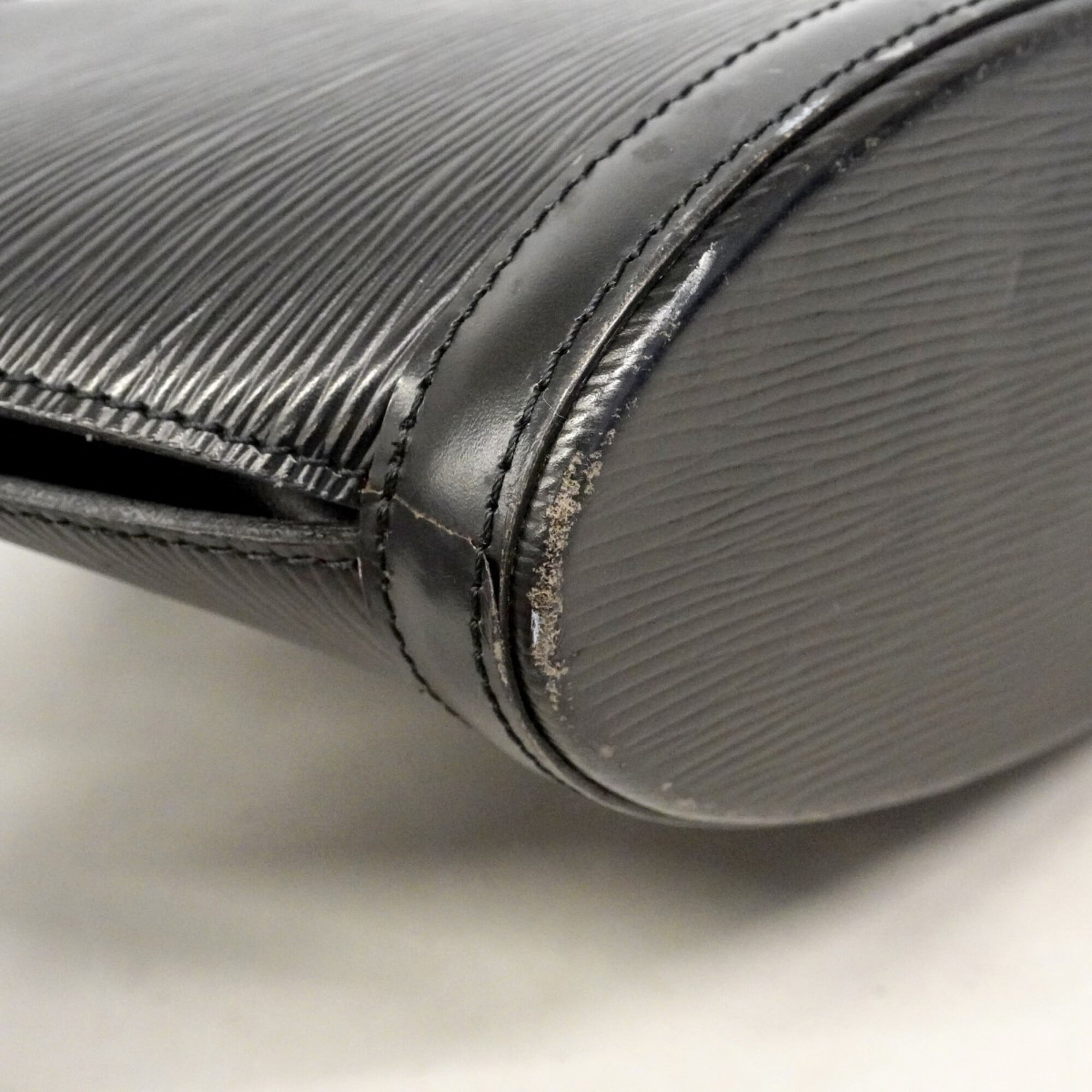 Louis Vuitton Noir Handbag (Pre-Owned)