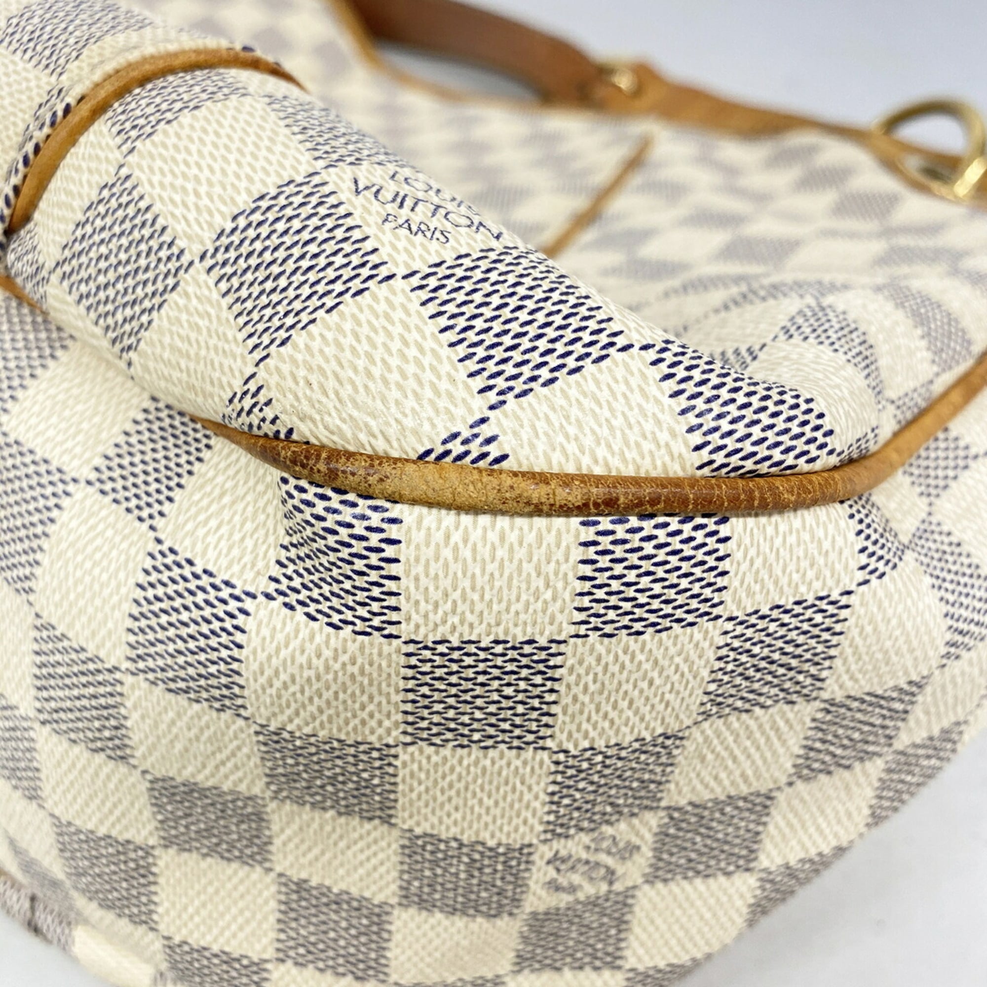 Louis Vuitton White Shoulder Bag (Pre-Owned)